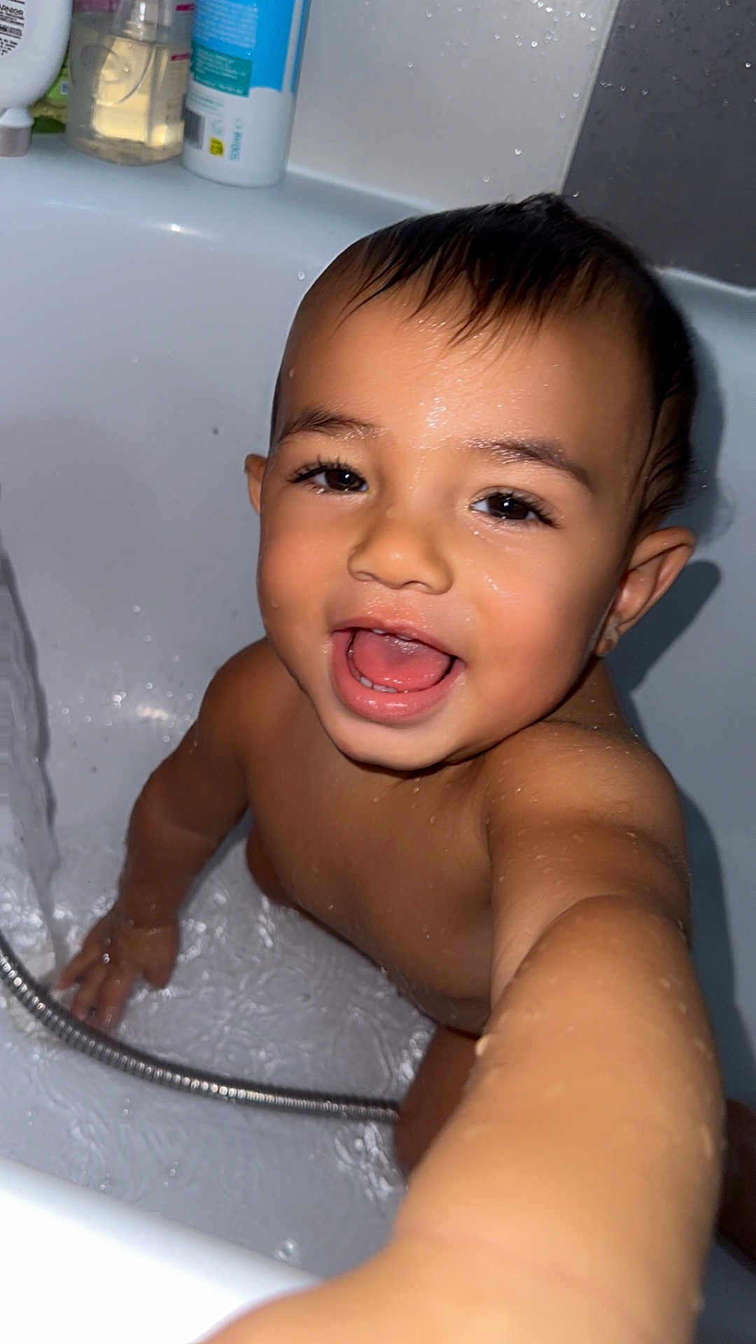 Siwaÿn a rejoint le concours — aidez-le/la à gagner de superbes lots ! toddler, child, bath, water, smiling, happy, wet, face, hand, bathtub, skin, young_child, playful, indoors, cute, person, head, water_droplets, bathroom, closeup