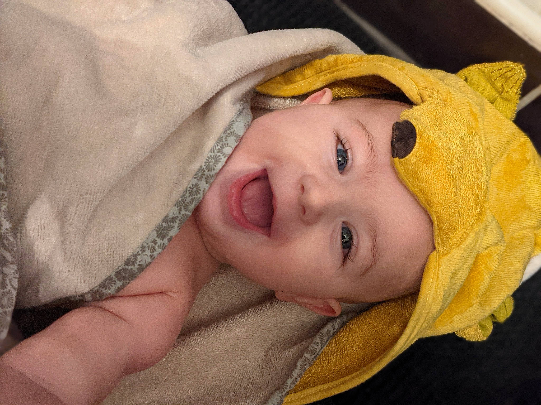 Loup participe au concours pour gagner de l'argent avec cette photo : baby, cheek, chin, comfort, eye, eyebrow, face, facial_expression, hat, head, headgear, headwear, iris, lip, nose, person, skin, sleeve, smile, sun_hat