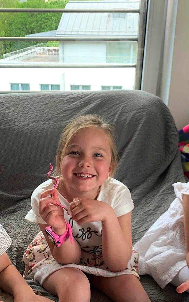 Lise a rejoint le concours — aidez-le/la à gagner de superbes lots ! blond, comfort, event, facial_expression, fun, grass, hairstyle, happy, human_leg, joy, lap, leg, leisure, person, pink, shoulder, skin, smile, thigh, thumb