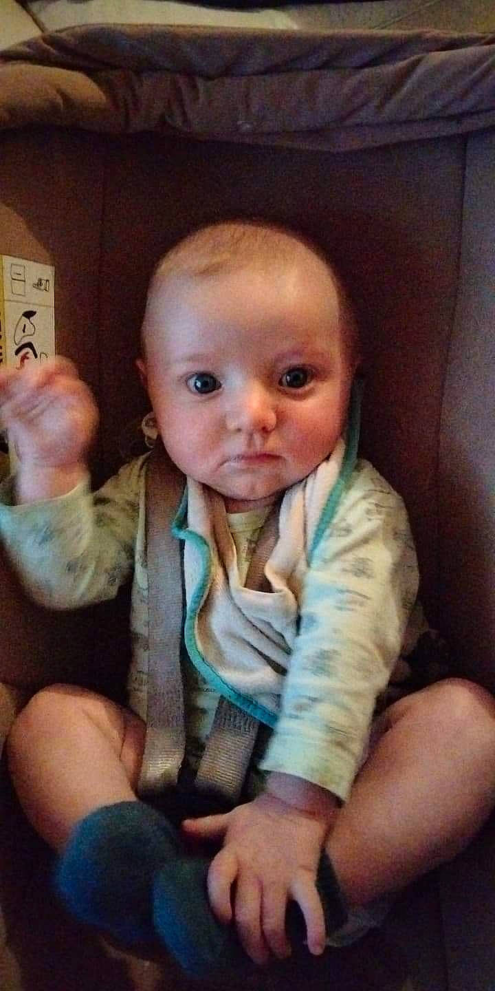 Sohan a rejoint le concours — aidez-le/la à gagner de superbes lots ! arm, baby, baby_toddler_clothing, cheek, comfort, eyebrow, finger, gesture, hand, happy, head, iris, leg, mouth, neck, nose, person, seat_belt, skin, sleeve