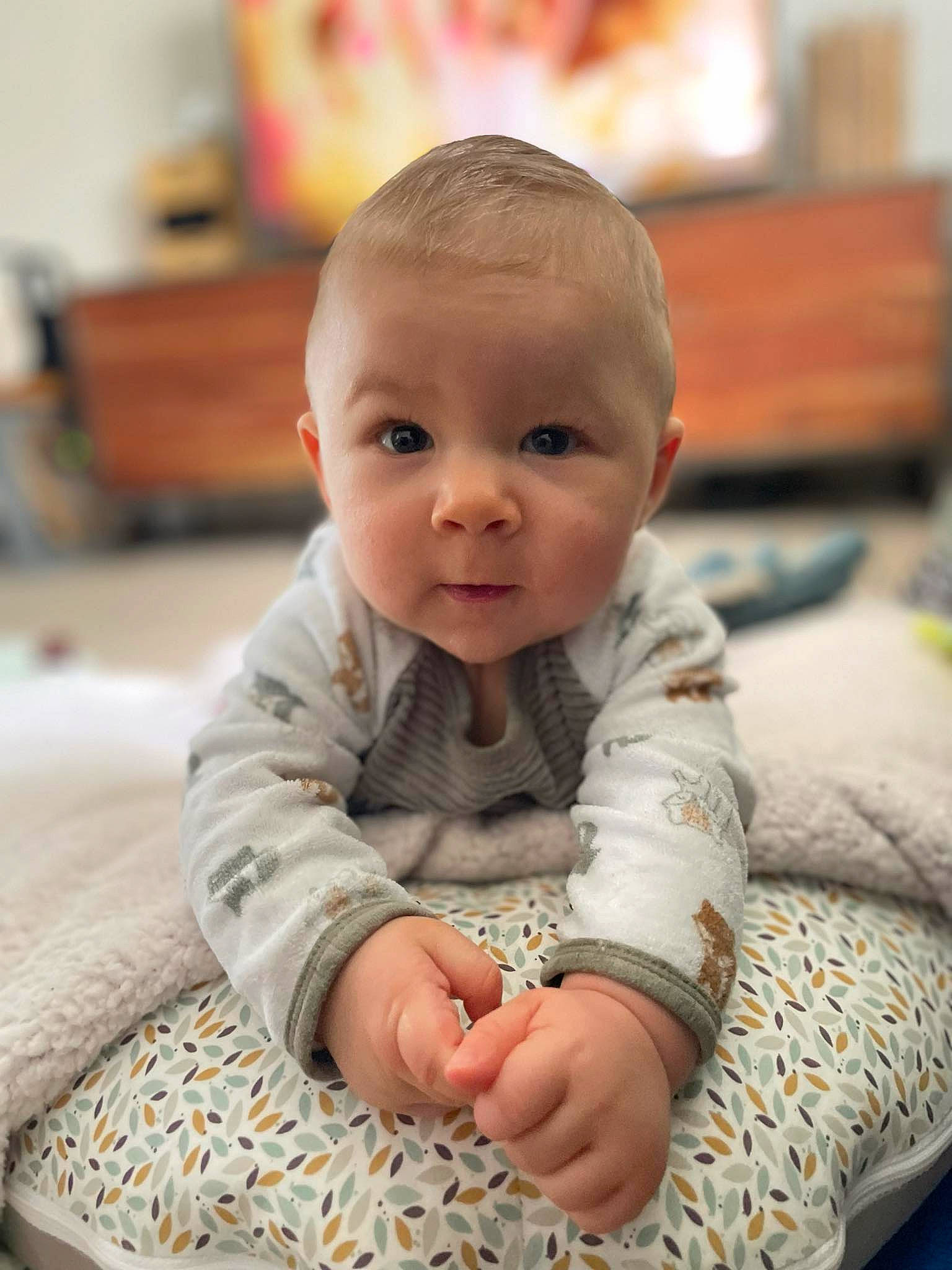 Maé a rejoint le concours — aidez-le/la à gagner de superbes lots ! baby, baby_crawling, baby_toddler_clothing, cheek, child, collar, comfort, eye, flooring, happy, head, iris, linens, pattern, person, sitting, skin, sleeve, smile, toddler