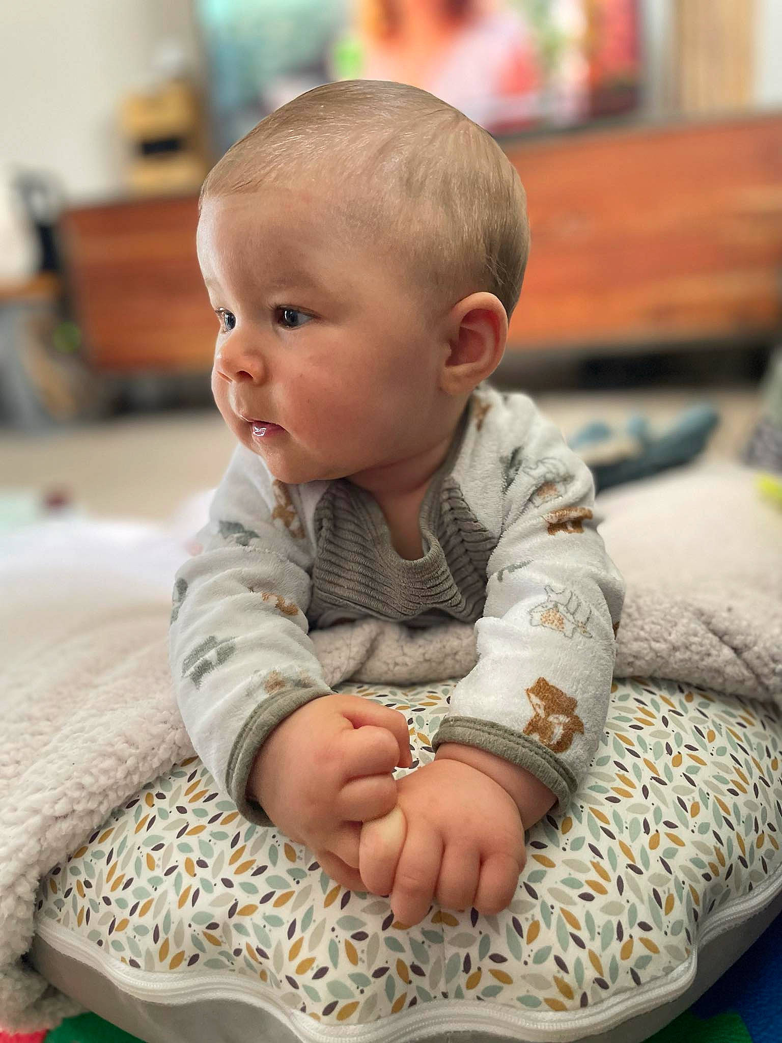 Maé a rejoint le concours — aidez-le/la à gagner de superbes lots ! baby, baby_toddler_clothing, carpet, cheek, child, comfort, crawling, face, flooring, fun, happy, head, pattern, person, sitting, skin, sleeve, smile, toddler, tummy_time