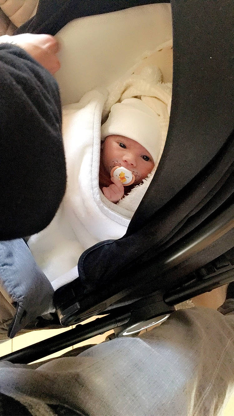 Lenny a rejoint le concours — aidez-le/la à gagner de superbes lots ! auto_part, automotive_design, automotive_exterior, automotive_lighting, automotive_tire, baby, baby_products, bumper, child, comfort, event, hand, hat, headwear, human_body, luxury_vehicle, metal, person, room, service