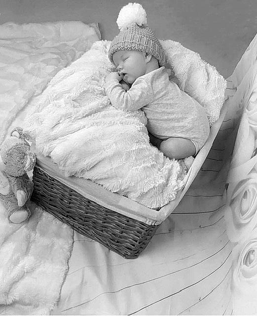 Lenny a rejoint le concours — aidez-le/la à gagner de superbes lots ! baby, baby_products, baby_safety, baby_sleeping, baby_toddler_clothing, basket, bedtime, child, comfort, headwear, infant_bed, linens, monochrome, monochrome_photography, nap, person, product, room, sitting, storage_basket