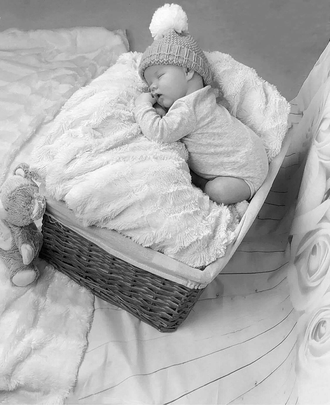 Lenny participe au concours pour gagner de l'argent avec cette photo : baby, baby_products, baby_safety, baby_sleeping, baby_toddler_clothing, basket, bedtime, child, comfort, headwear, infant_bed, linens, monochrome, monochrome_photography, nap, person, room, sitting, sleep, toddler