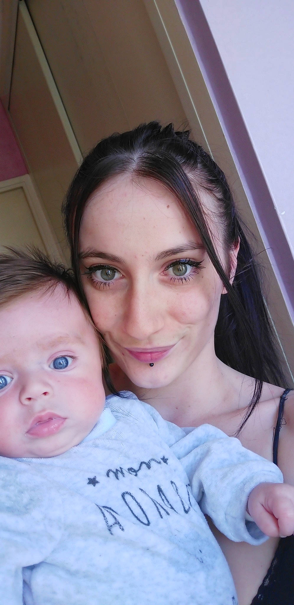 Taïs a rejoint le concours — aidez-le/la à gagner de superbes lots ! baby, cheek, child, chin, daughter, eye, eyebrow, face, forehead, iris, lip, mother, nose, person, photography, pink, selfie, skin, smile