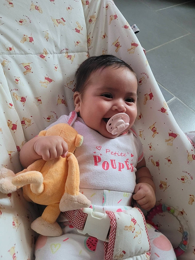 Léyna a rejoint le concours — aidez-le/la à gagner de superbes lots ! baby, baby_products, baby_sleeping, baby_toddler_clothing, cheek, child, comfort, eye, face, finger, happy, head, linens, pattern, person, pink, skin, sleeve, textile, toddler