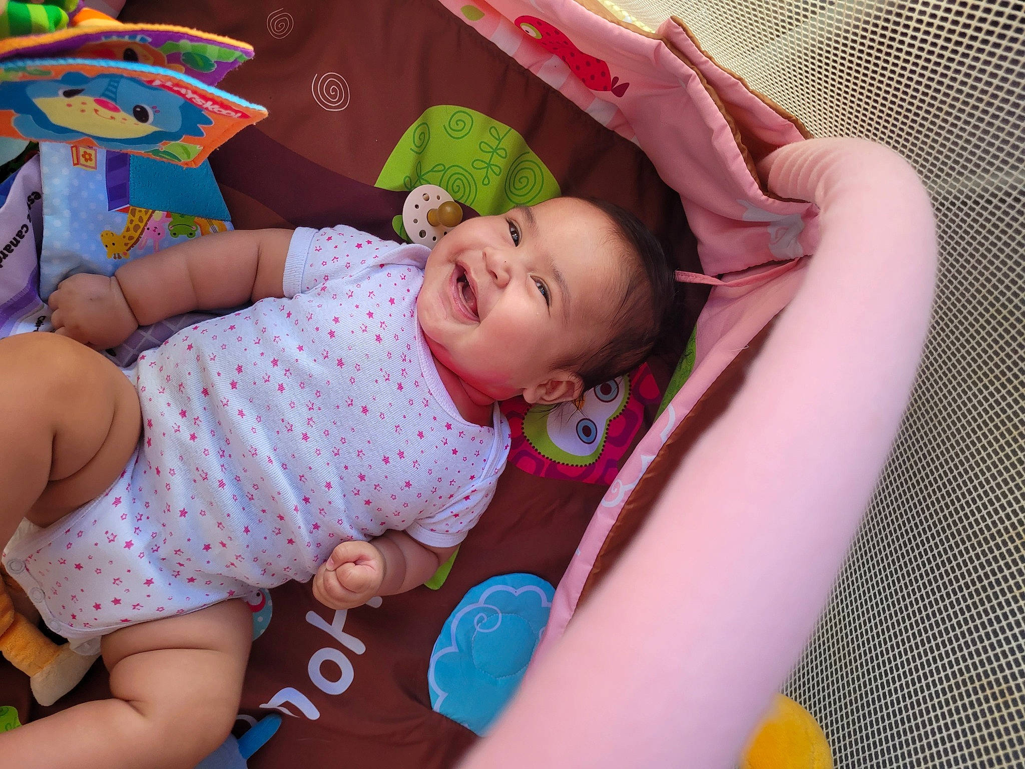 Léyna a rejoint le concours — aidez-le/la à gagner de superbes lots ! arm, baby, baby_toddler_clothing, comfort, facial_expression, finger, fun, hand, happy, human, human_body, joy, mammal, mouth, organ, person, pink, purple, skin, smile