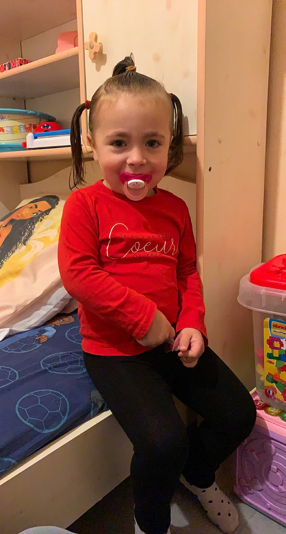 Ilana participe au concours pour gagner de l'argent avec cette photo : active_pants, baby, baby_toddler_clothing, cheek, child, flooring, fun, happy, head, human_leg, joy, knee, magenta, person, room, sitting, skin, sleeve, smile, t_shirt