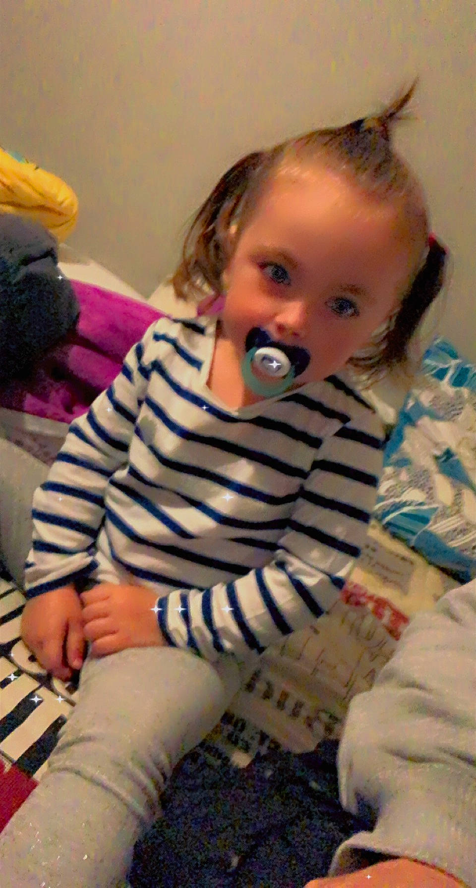 Ilana a rejoint le concours — aidez-le/la à gagner de superbes lots ! baby, baby_toddler_clothing, cheek, comfort, face, facial_expression, flooring, fun, hair, hairstyle, happy, head, human_body, iris, nose, organ, person, skin, sleeve, textile