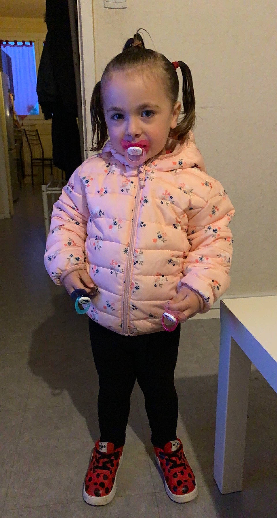 Ilana a rejoint le concours — aidez-le/la à gagner de superbes lots ! baby_toddler_clothing, black, child, collar, electric_blue, fashion_design, fun, hair, hairstyle, jacket, joint, outerwear, person, pink, purple, shoe, skin, sleeve, standing, street_fashion