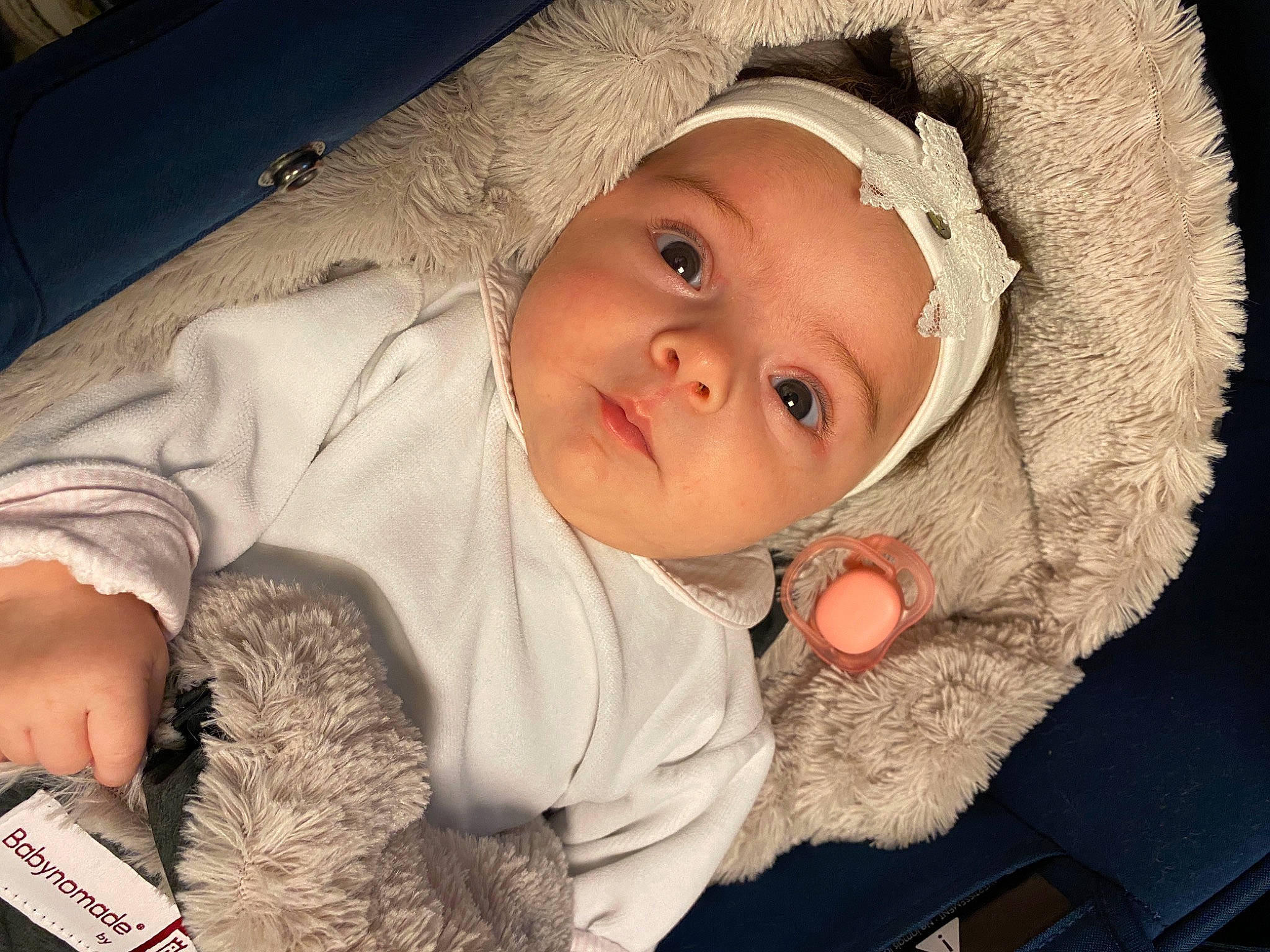 France participe au concours pour gagner de l'argent avec cette photo : baby, baby_toddler_clothing, cap, cheek, child, comfort, eye, eyebrow, facial_expression, fun, headwear, human_body, iris, lip, mammal, mouth, nose, outerwear, person, skin