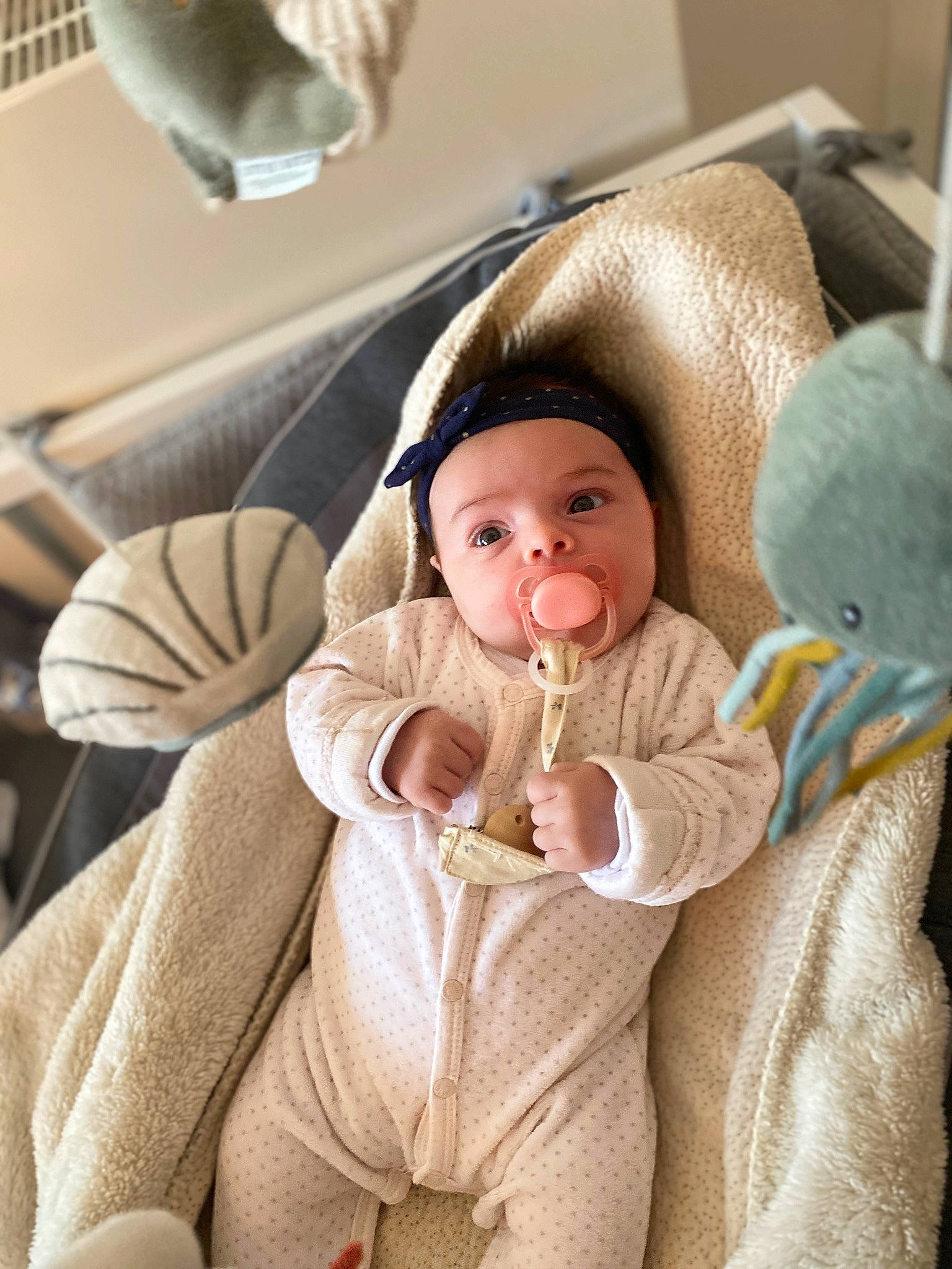 France a rejoint le concours — aidez-le/la à gagner de superbes lots ! baby, baby_products, baby_safety, baby_sleeping, baby_toddler_clothing, beanie, cap, cheek, child, comfort, face, fur, gesture, happy, headwear, linens, person, room, sitting, skin