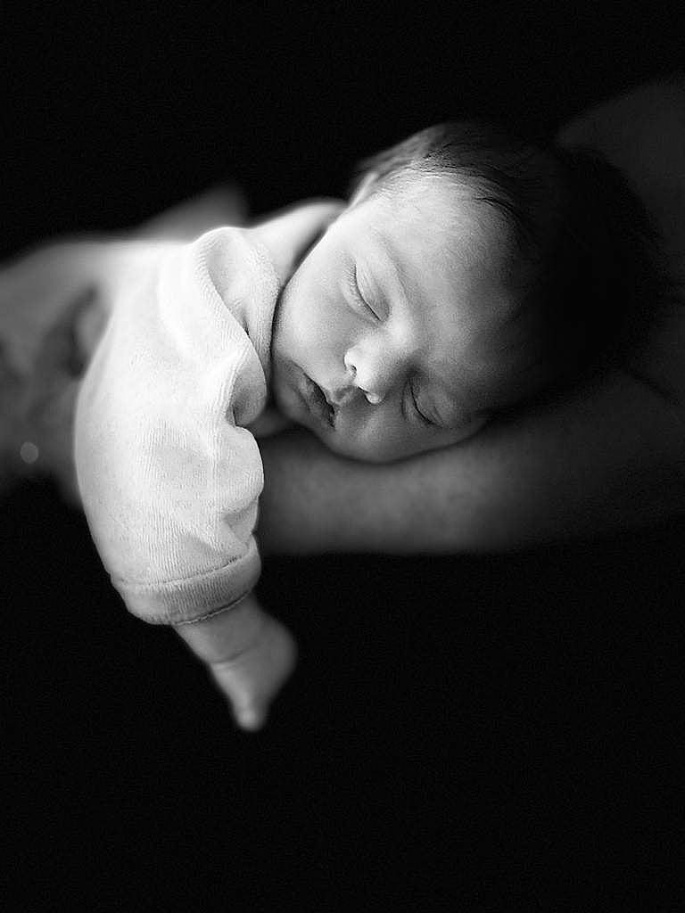 France a rejoint le concours — aidez-le/la à gagner de superbes lots ! baby, baby_toddler_clothing, bedtime, cheek, child, comfort, darkness, flash_photography, monochrome, monochrome_photography, nap, nose, person, portrait_photography, room, sitting, skin, sleep, still_life_photography, toddler