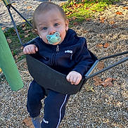 Tão a rejoint le concours — aidez-le/la à gagner de superbes lots ! autumn_leaves, baby, blue_eyes, brand_boss, child, cute, face, grass, gravel, hand, hoodie, jacket, legs, outdoor, pacifier, park, playground, seat, socks, swing
