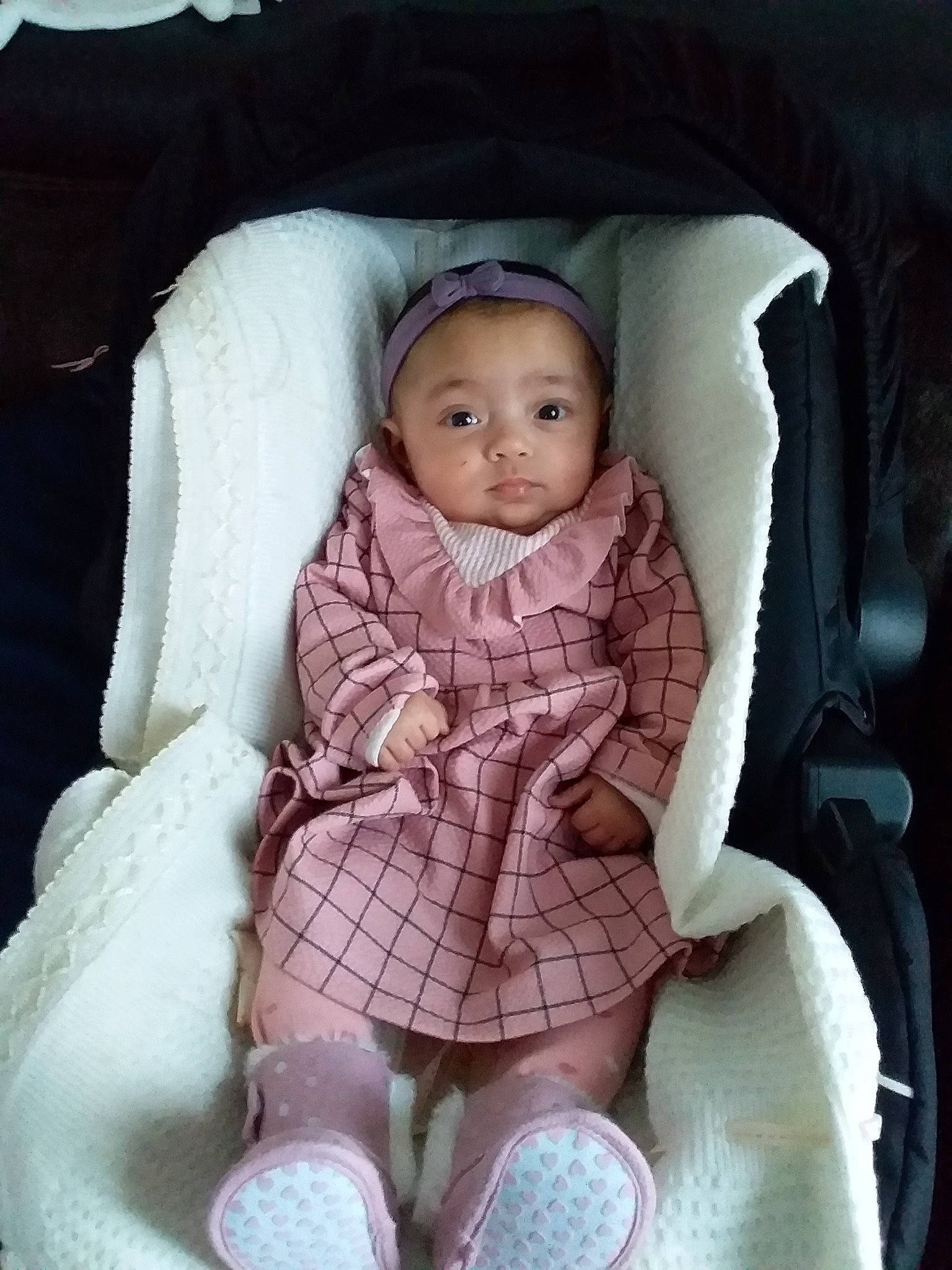 Nessrine participe au concours pour gagner de l'argent avec cette photo : car_seat, child, girl, infant, person, product, skin, textile, toddler