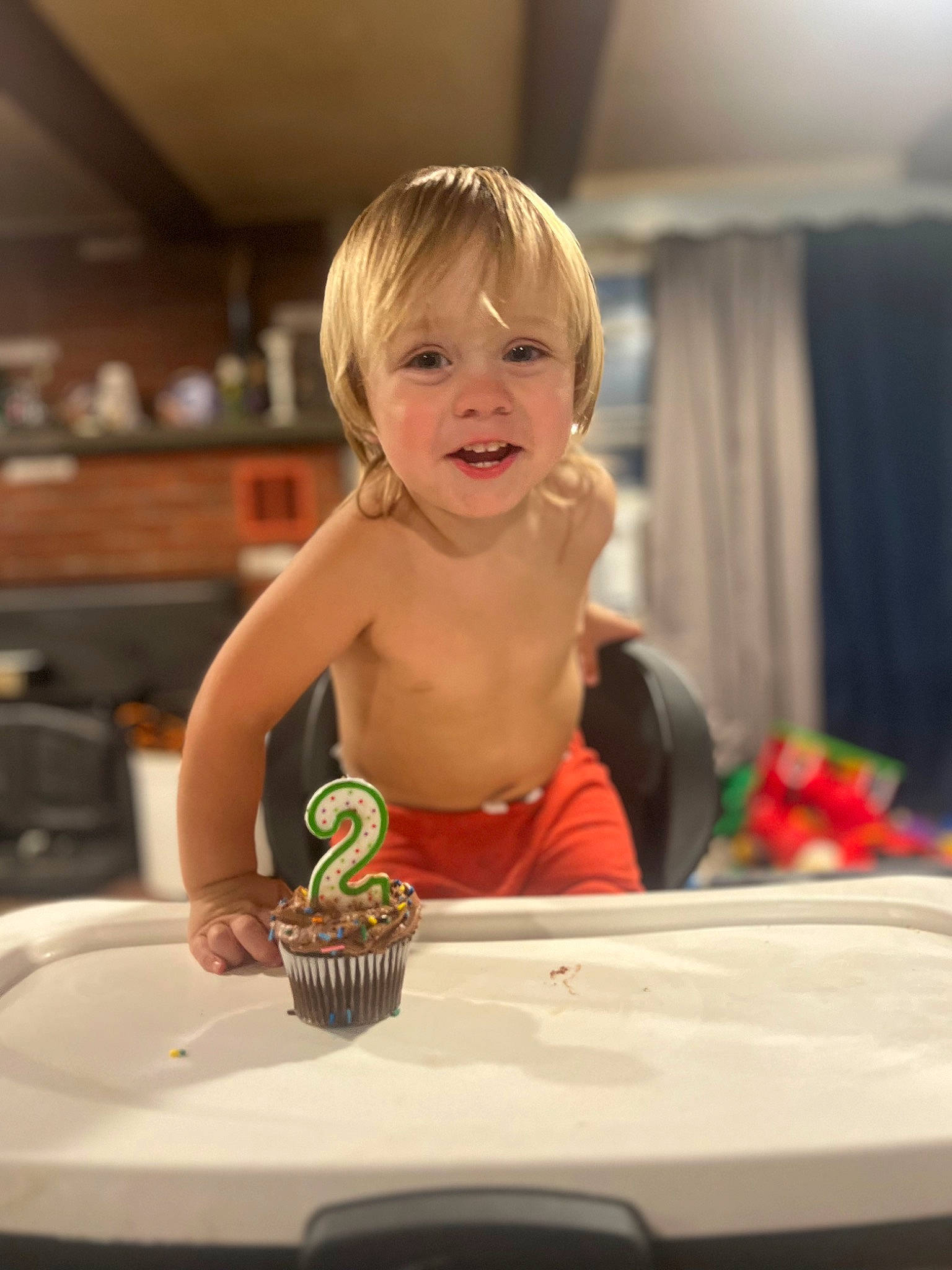 Ej is registered to the contest to win money with this photo: baking, baking_cup, child, chocolate, comfort_food, cream, cuisine, cup, curtain, dessert, dish, food, fun, happy, joy, person, plate, sitting, smile, sweetness