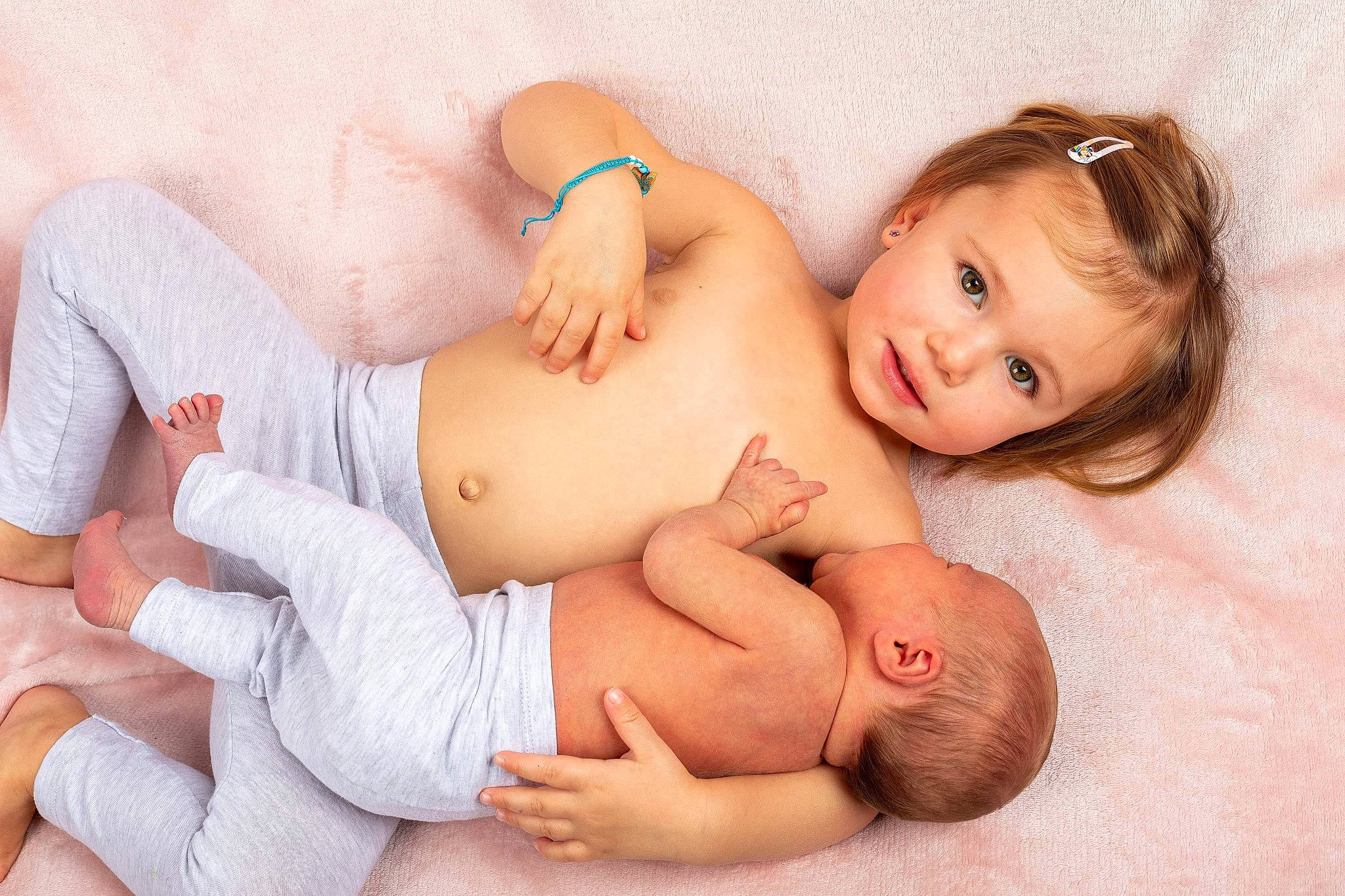 Louison a rejoint le concours — aidez-le/la à gagner de superbes lots ! baby, barefoot, cheek, chest, child, comfort, eye, finger, gesture, hair, happy, head, joint, knee, muscle, person, skin, stomach, thigh, toddler