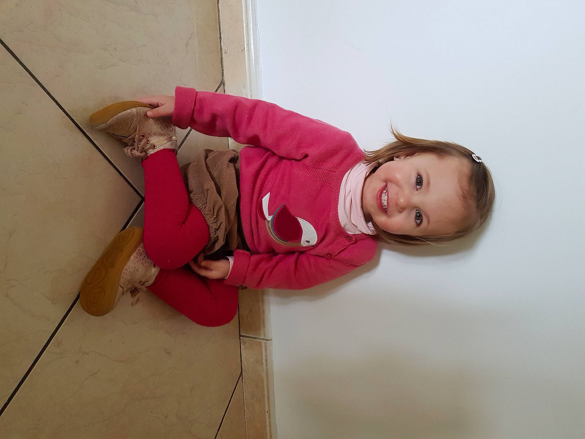 Louison participe au concours pour gagner de l'argent avec cette photo : baby, cheek, child, comfort, elbow, face, flooring, fun, happy, human_leg, joint, joy, knee, leg, magenta, person, room, skin, smile, thigh