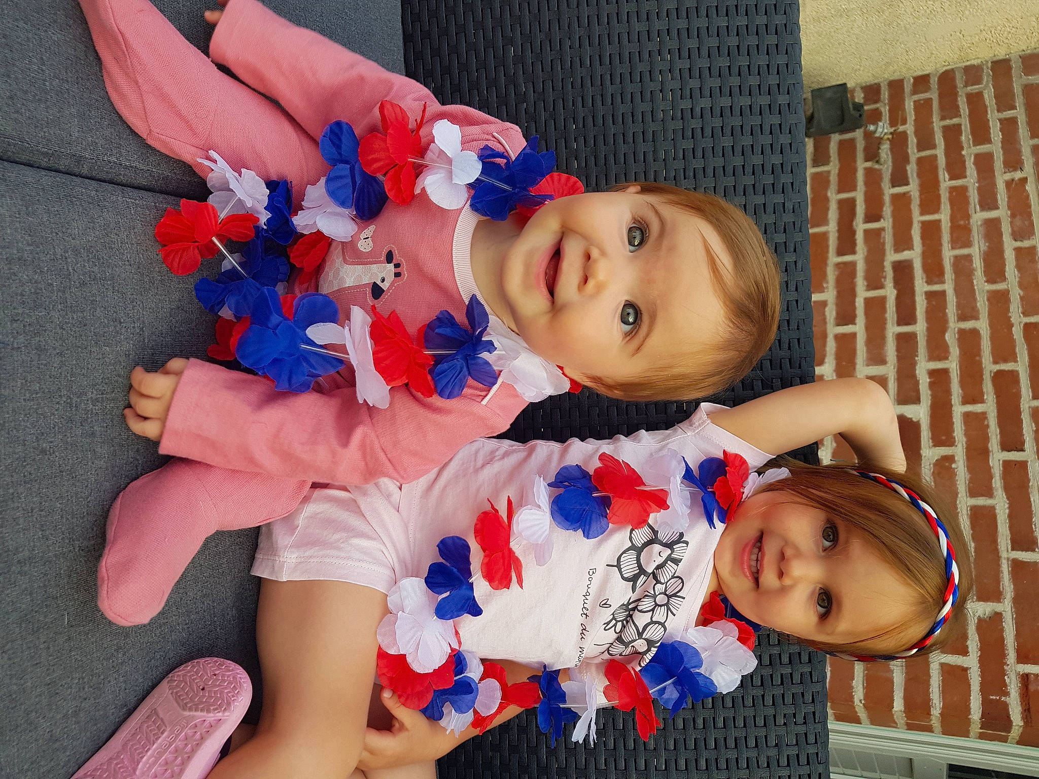 Alix participe au concours pour gagner de l'argent avec cette photo : arm, baby, baby_products, baby_toddler_clothing, blue, cheek, child, electric_blue, eye, flooring, fun, happy, iris, joy, pattern, person, red, skin, smile, textile