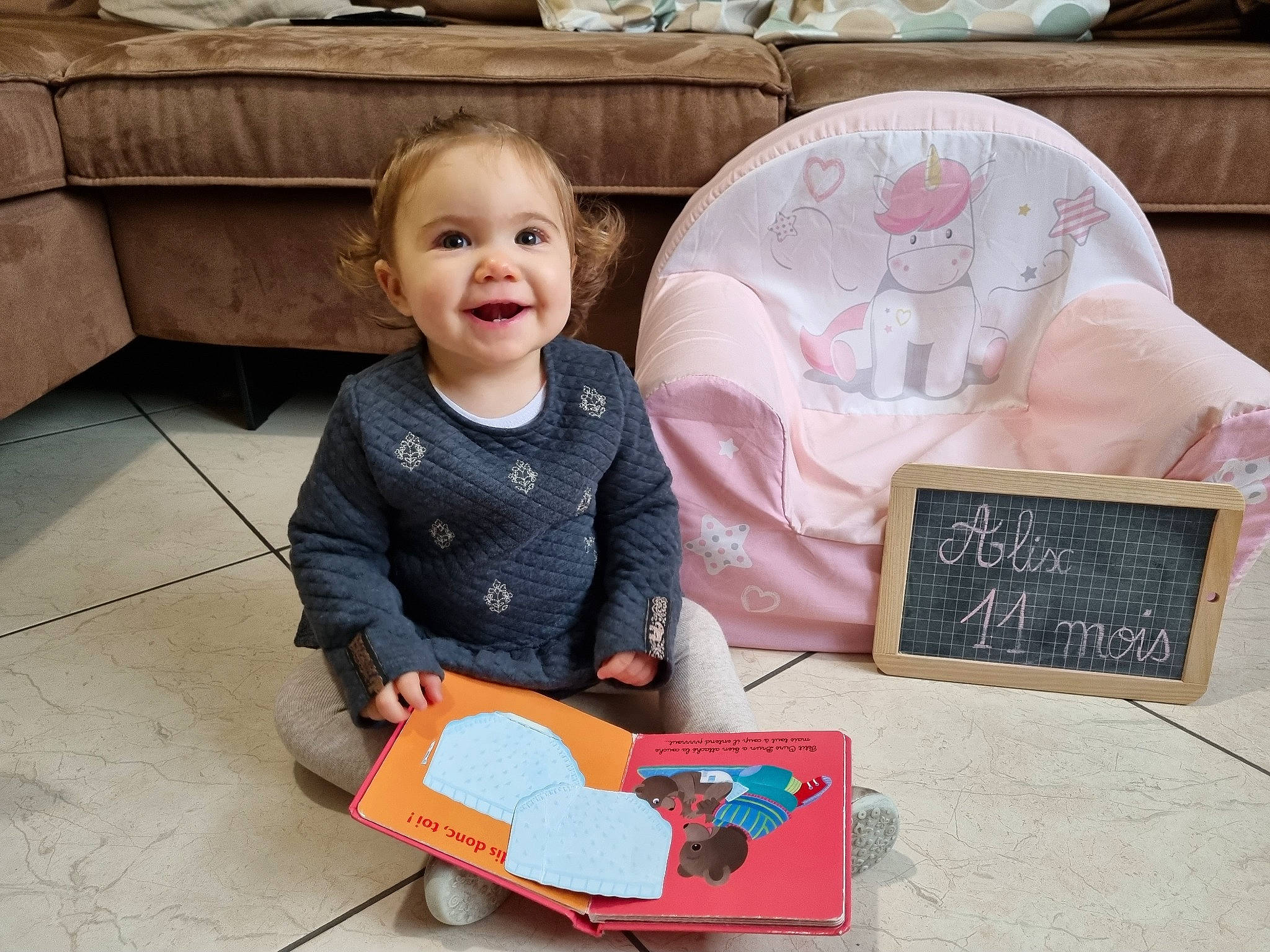 Alix participe au concours pour gagner de l'argent avec cette photo : baby, baby_toddler_clothing, beauty, chair, child, couch, design, flooring, jeans, joy, pattern, people, person, pink, product, sitting, sleeve, smile, spider_man, t_shirt