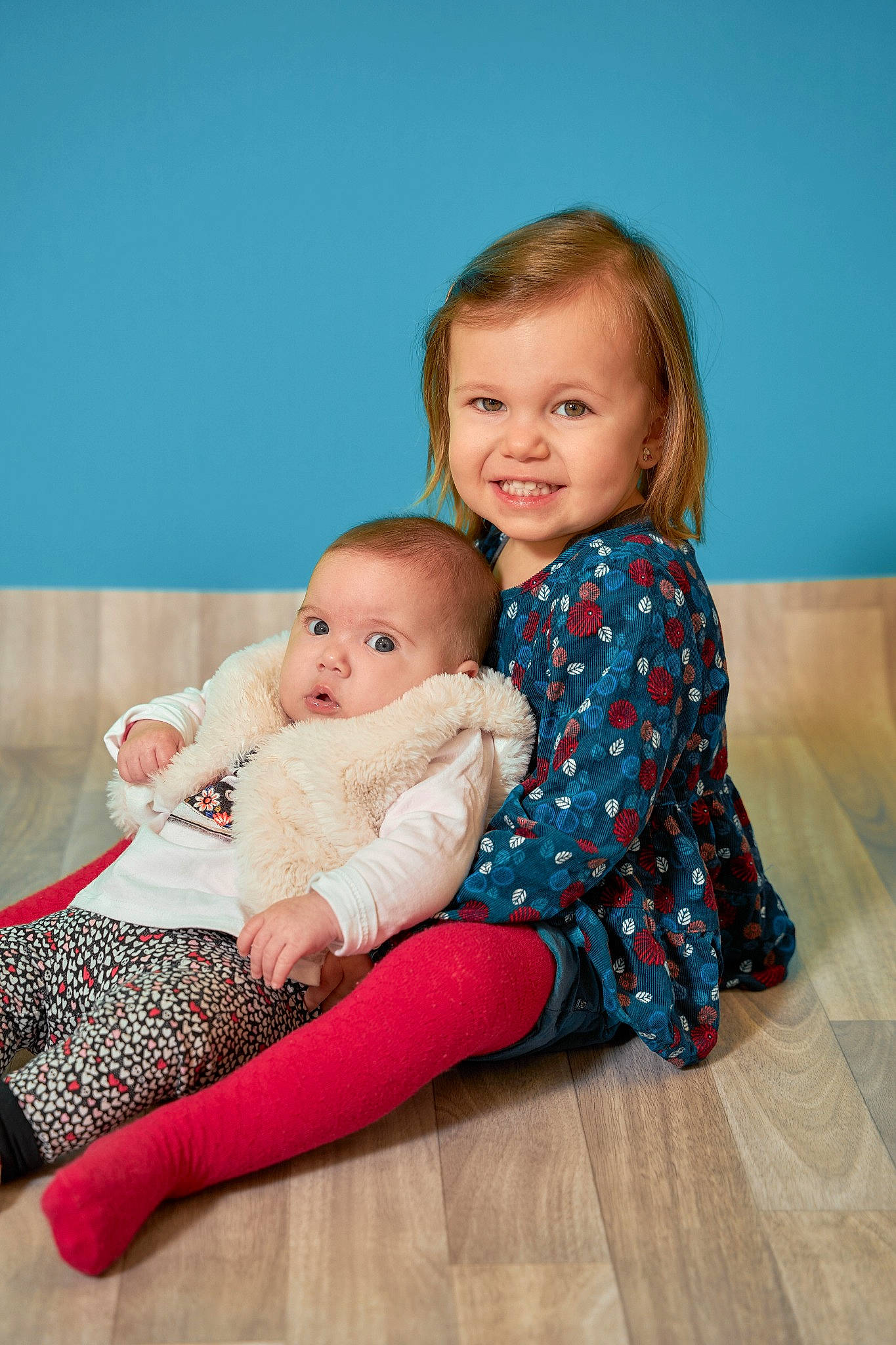 Alix participe au concours pour gagner de l'argent avec cette photo : baby, baby_toddler_clothing, cheek, comfort, eye, face, facial_expression, flash_photography, flooring, happy, head, human_body, interaction, iris, joy, person, playing_with_kids, skin, sleeve, smile
