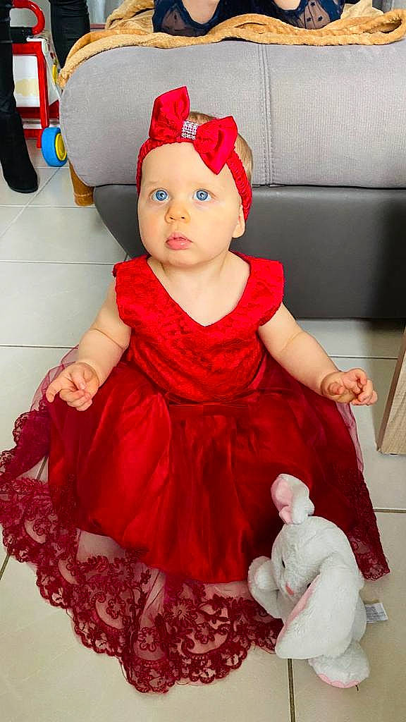 Manavaë participe au concours pour gagner de l'argent avec cette photo : baby, baby_toddler_clothing, cap, child, costume_hat, day_dress, dress, embellishment, event, fashion_accessory, formal_wear, fur, headwear, human_body, magenta, pattern, person, pink, red, ruffle