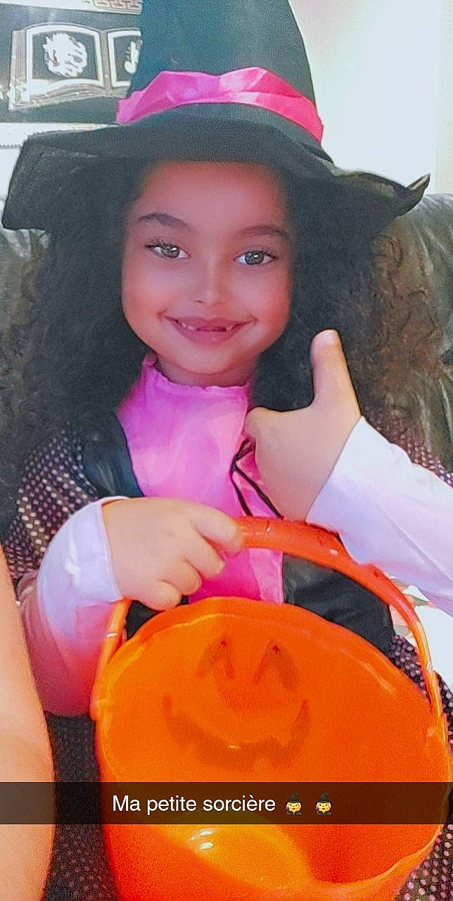 Medina participe au concours pour gagner de l'argent avec cette photo : baseball_cap, cap, chair, child, costume_hat, fashion_accessory, fedora, fun, glove, happy, hat, joy, lip, magenta, orange, person, personal_protective_equipment, pink, recreation, smile