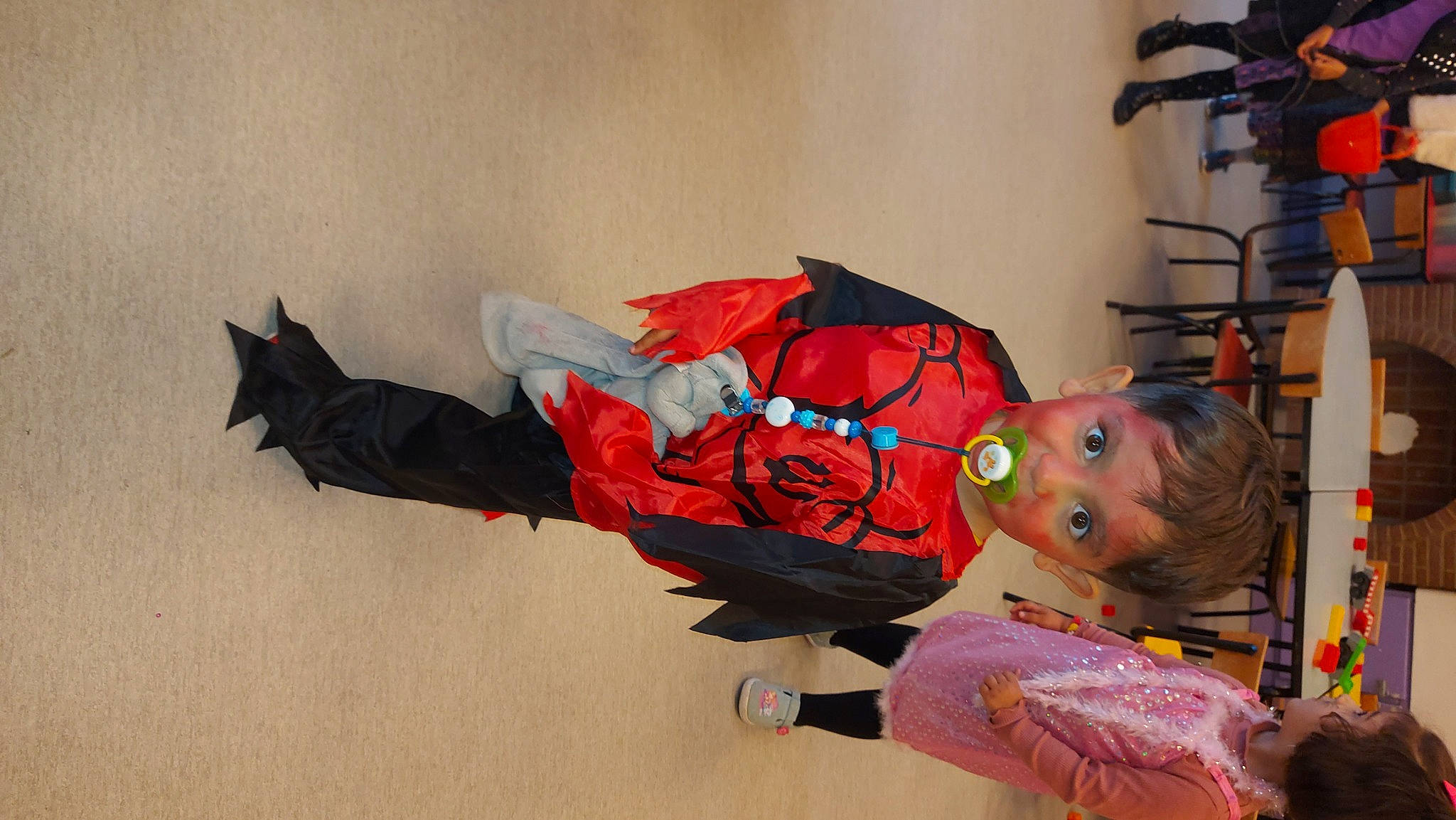 Elmedin participe au concours pour gagner de l'argent avec cette photo : carmine, costume, flooring, fun, human_leg, person, room, toddler, watch