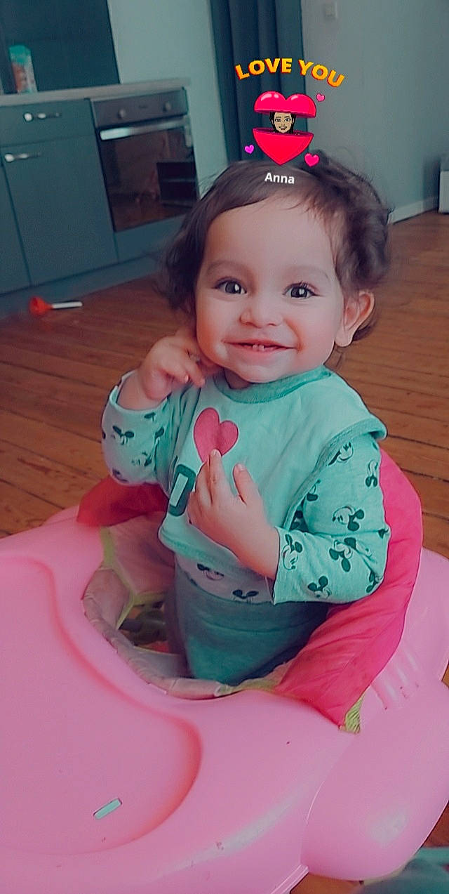 Elmedin participe au concours pour gagner de l'argent avec cette photo : baby, baby_toddler_clothing, blue, cheek, eye, face, facial_expression, hair, hairstyle, happy, head, human_body, iris, joy, mouth, party_hat, person, pink, skin, sleeve