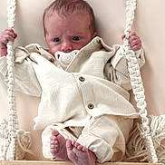 Léo a rejoint le concours — aidez-le/la à gagner de superbes lots ! baby, beige_clothing, button, child, close_up, cozy, cute, feet, hands, infant, knotted_rope, neutral_background, nursery, pacifier, portrait, rope, soft_texture, swing, toes, wooden_plank
