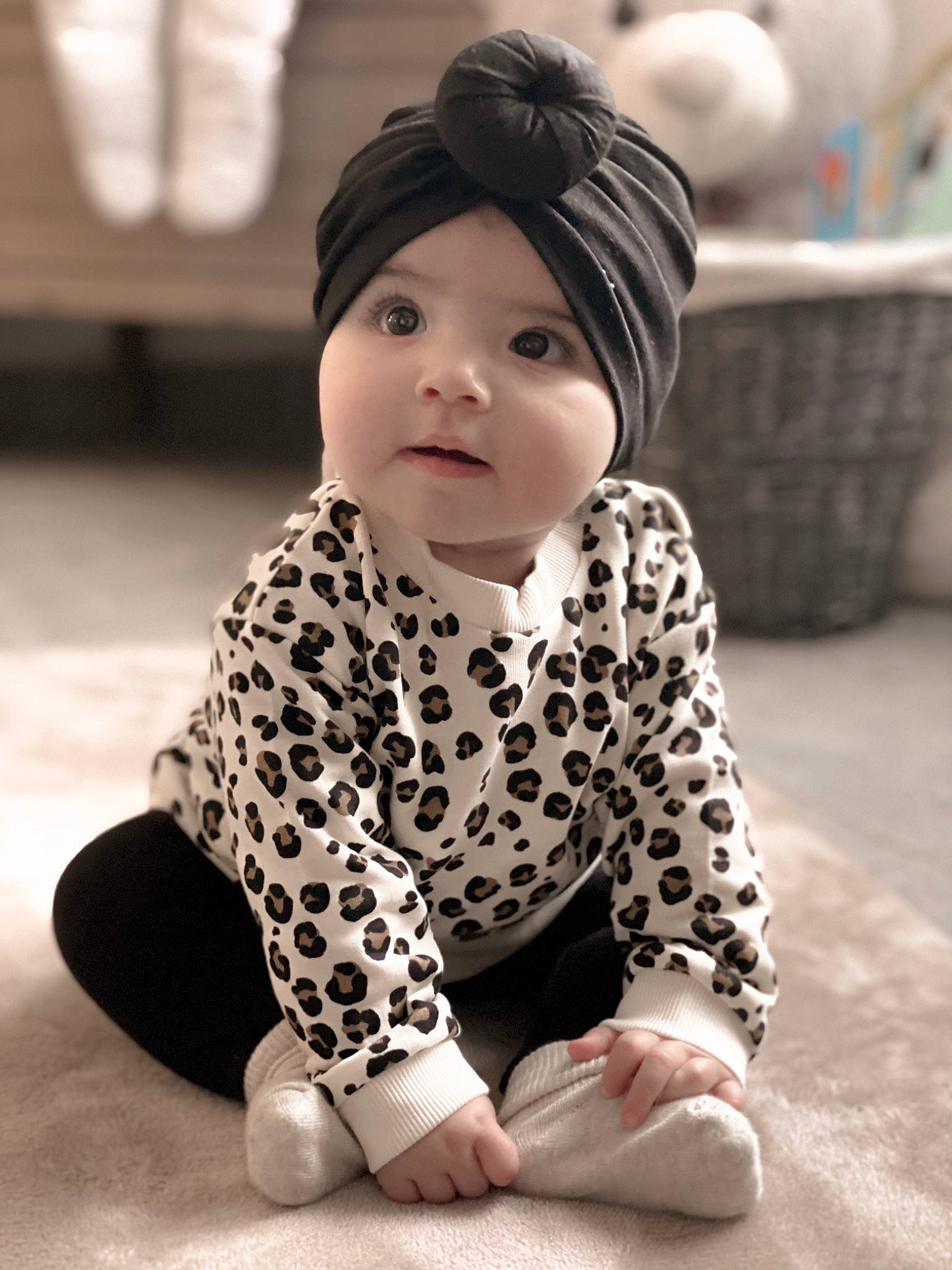 Aaliyah a rejoint le concours — aidez-le/la à gagner de superbes lots ! baby, baby_toddler_clothing, beanie, bonnet, cheek, child, crawling, foot, headgear, headwear, hood, long_sleeved_t_shirt, person, photo_shoot, sitting, toddler