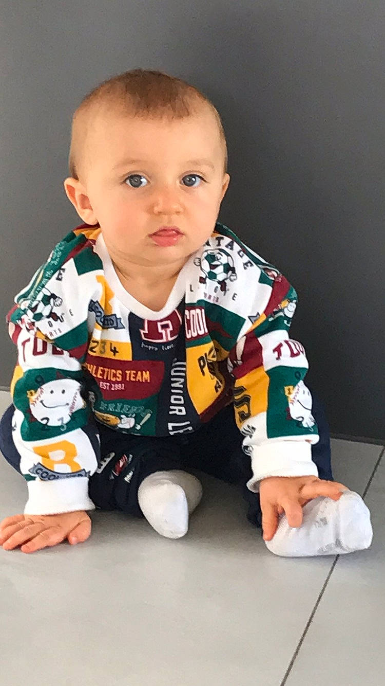 Lilyo a rejoint le concours — aidez-le/la à gagner de superbes lots ! baby, baby_products, baby_toddler_clothing, cheek, child, chin, collar, comfort_food, event, face, facial_expression, flooring, fun, nose, outerwear, person, product, sitting, sleeve, t_shirt