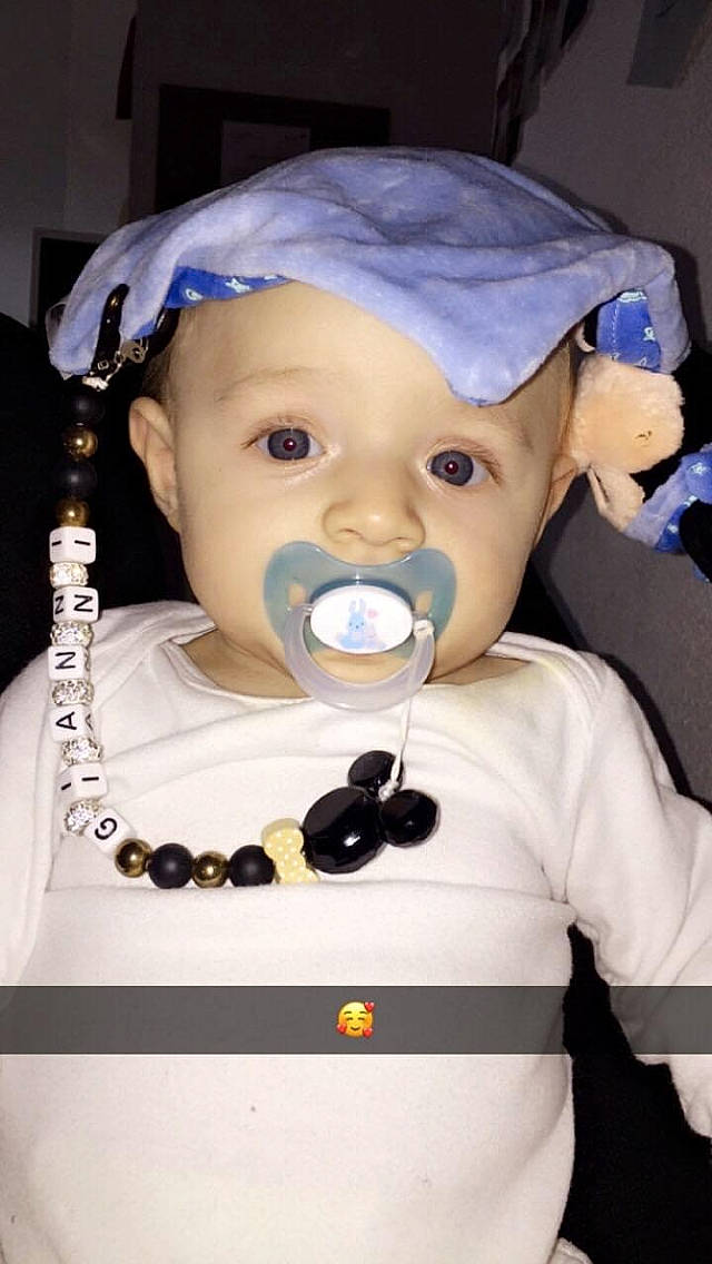 Gianni participe au concours pour gagner de l'argent avec cette photo : baby, baby_products, baby_safety, baby_toddler_clothing, beauty, cheek, child, eye, eyebrow, eyelash, fun, iris, nose, organ, outerwear, person, product, skin, sleeve, toddler