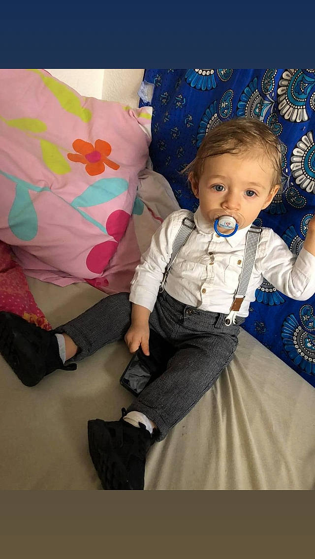 Gianni a rejoint le concours — aidez-le/la à gagner de superbes lots ! baby, baby_products, baby_toddler_clothing, beauty, child, cool, flash_photography, fun, happy, linens, magenta, pattern, person, pink, play, product, sitting, sleeve, textile, tie