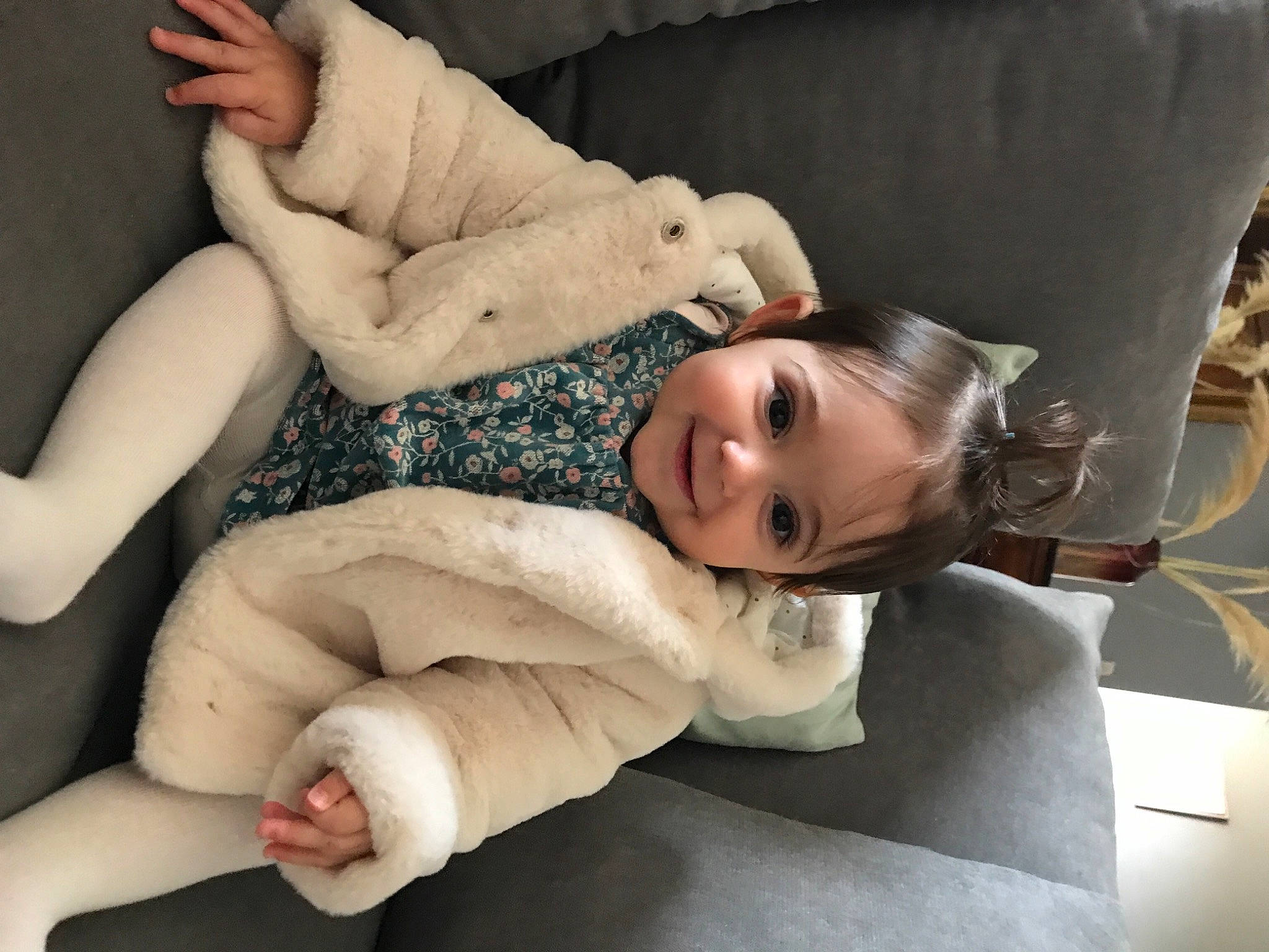 Ambre a rejoint le concours — aidez-le/la à gagner de superbes lots ! arm, beauty, blond, comfort, elbow, eyelash, finger, flash_photography, gesture, happy, human_leg, joint, joy, knee, leg, person, sitting, skin, smile, textile