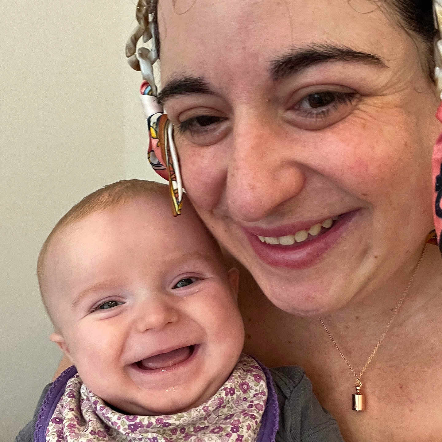 Björn participe au concours pour gagner de l'argent avec cette photo : accessory, baby, bib, cheerful, closeup, clothing, expression, face, family, happy, headscarf, indoors, infant, joy, necklace, person, portrait, skin, smile, woman
