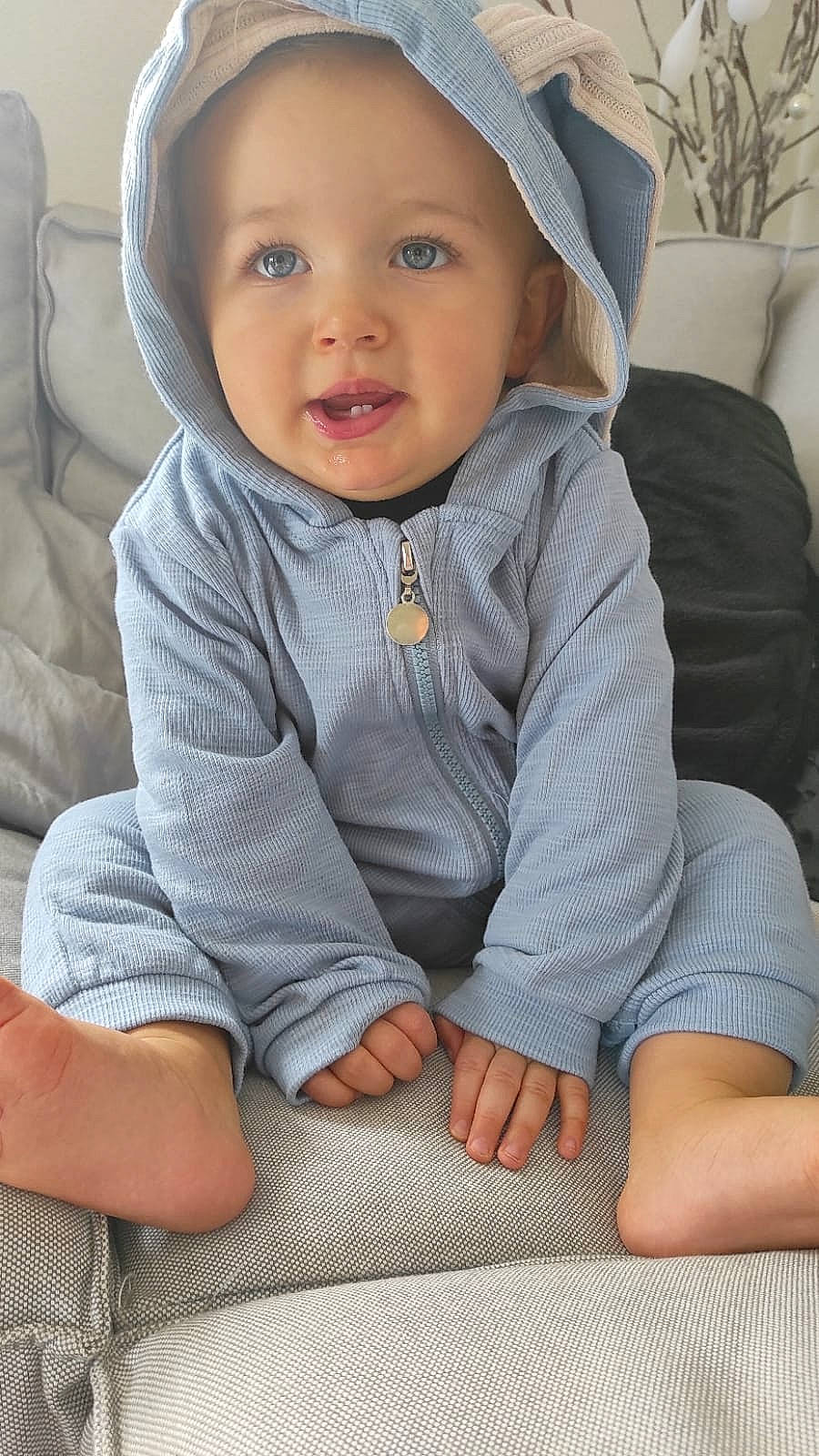 Alexy a rejoint le concours — aidez-le/la à gagner de superbes lots ! baby, baby_toddler_clothing, cap, cheek, child, comfort, eye, face, facial_expression, grey, happy, nose, outerwear, person, sitting, skin, sleeve, smile, toddler, white