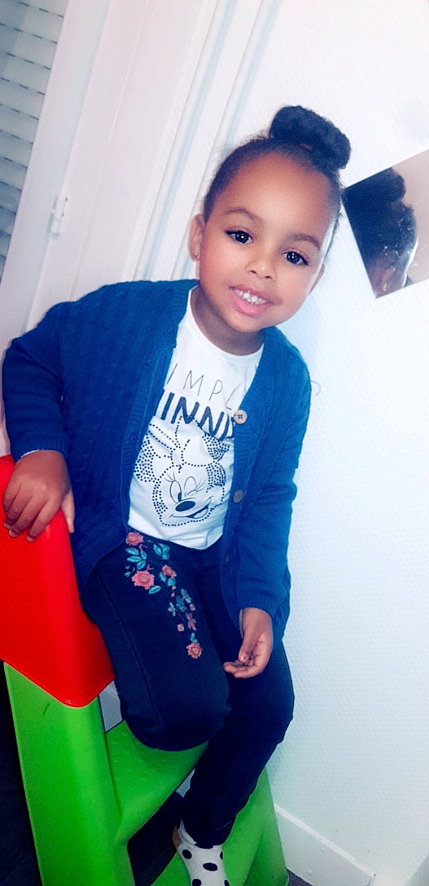 Leyina participe au concours pour gagner de l'argent avec cette photo : blue, boy, child, clothing, cool, day, girl, hairstyle, jeans, joy, leg, outerwear, person, product, red, shoulder, skin, sleeve, smile, standing