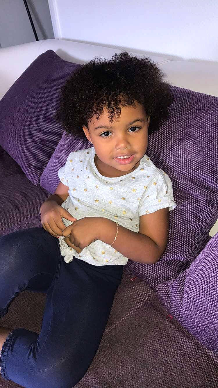 Leyina a rejoint le concours — aidez-le/la à gagner de superbes lots ! beauty, child, fun, girl, infant, iris, joy, leg, person, product, purple, sitting, skin, smile, standing, textile, toddler