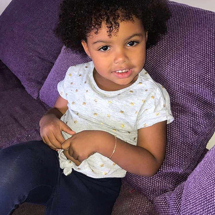 Leyina a rejoint le concours — aidez-le/la à gagner de superbes lots ! beauty, child, fun, girl, infant, iris, joy, leg, person, product, purple, sitting, skin, smile, standing, textile, toddler