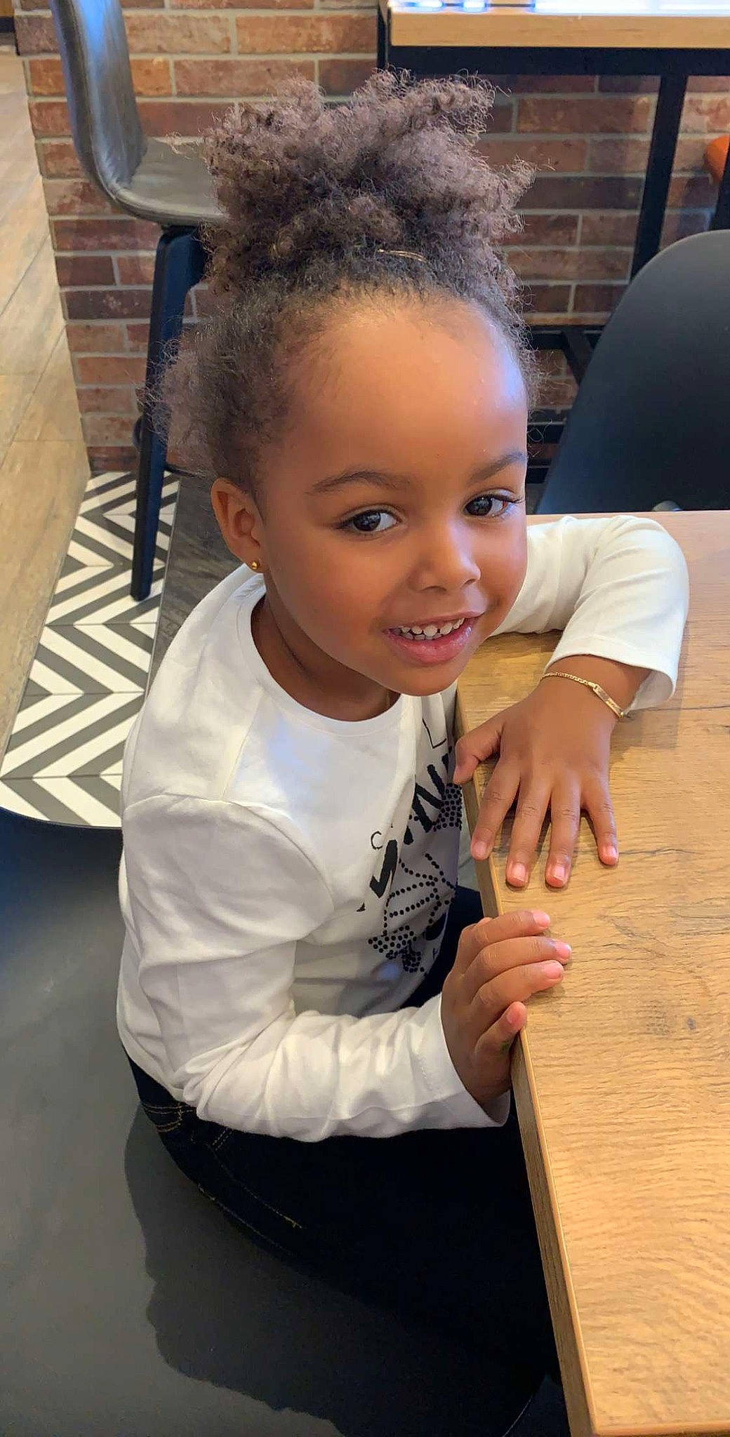 Leyina a rejoint le concours — aidez-le/la à gagner de superbes lots ! child, forehead, fun, girl, hair, hairstyle, joy, person, toddler