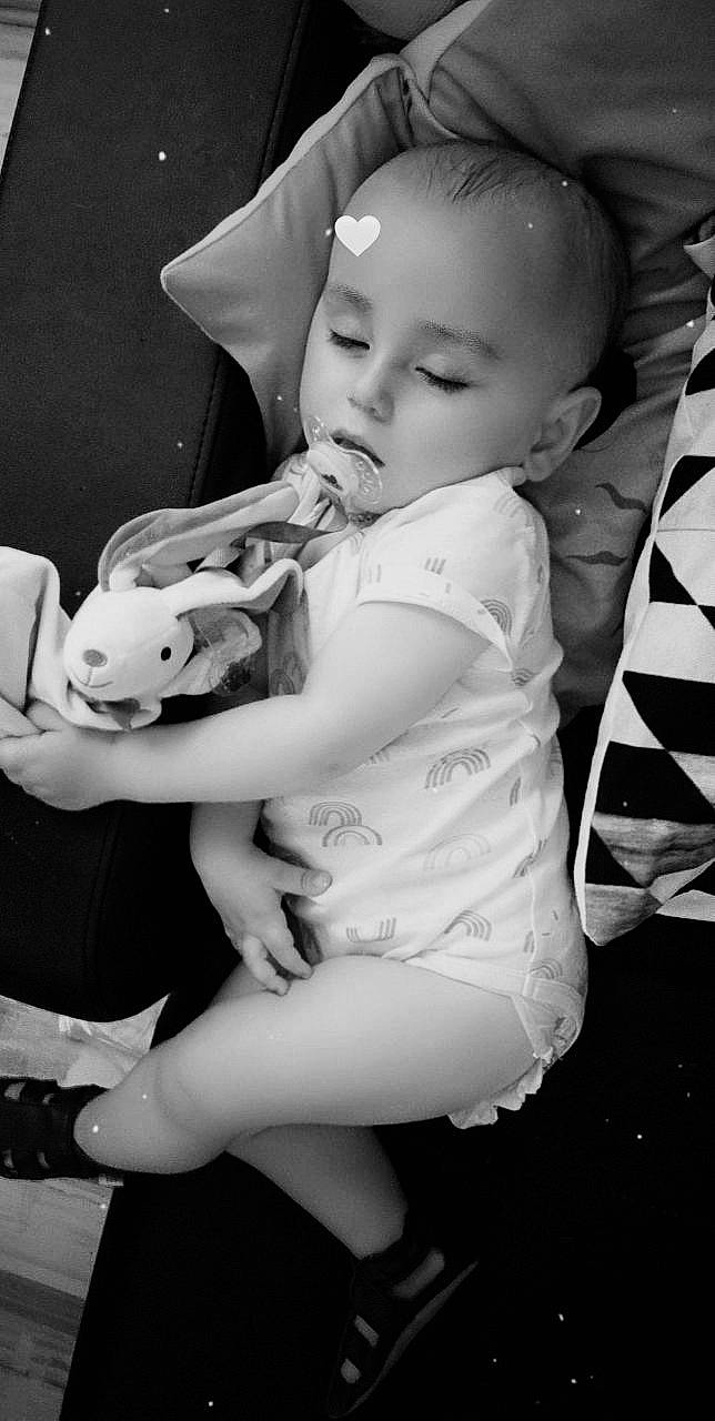 Aaron participe au concours pour gagner de l'argent avec cette photo : arm, baby, baby_toddler_clothing, black, black_and_white, child, eye, flash_photography, gesture, happy, head, iris, monochrome, monochrome_photography, person, sitting, skin, snapshot, style, toddler