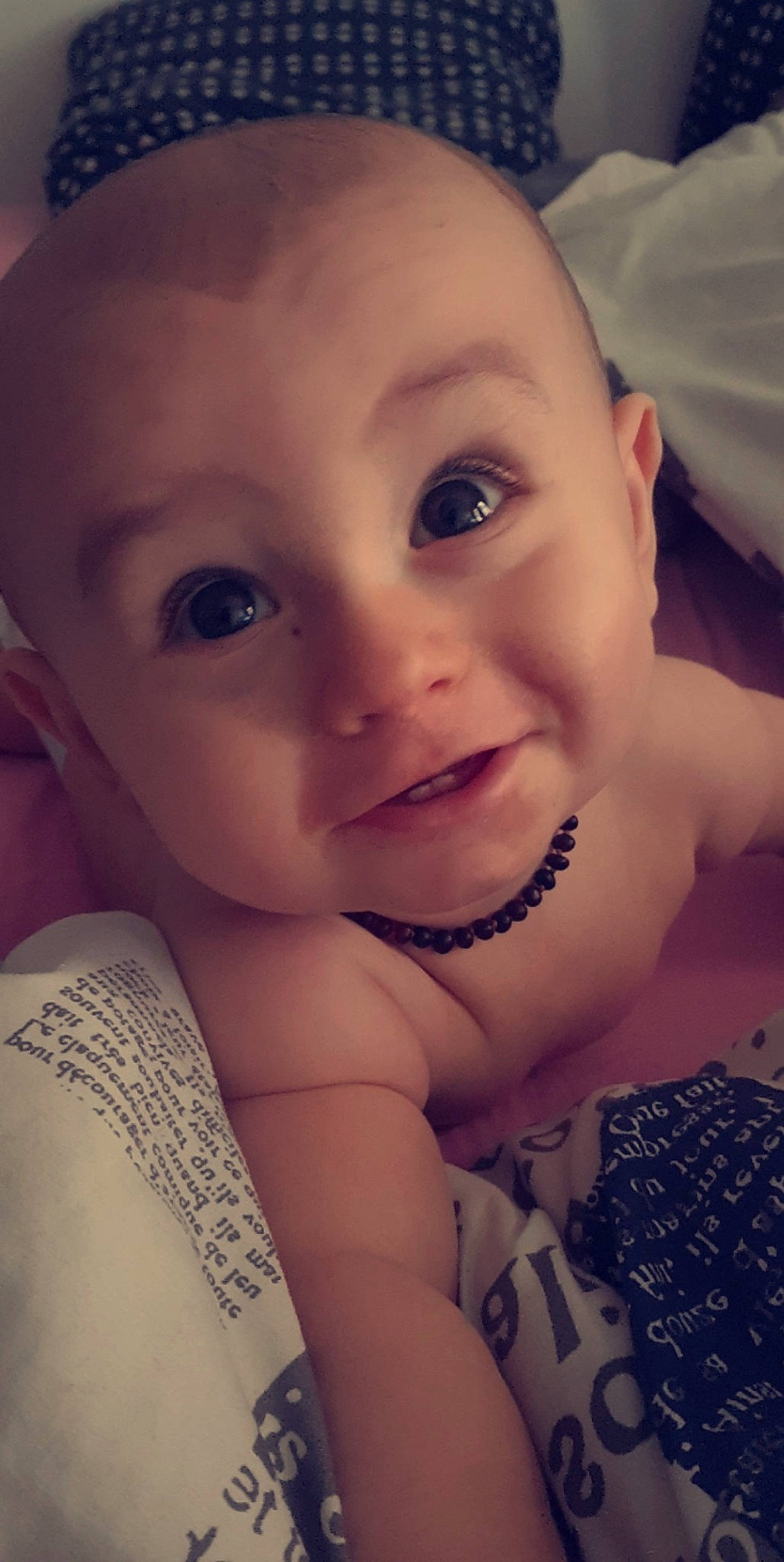 Aaron participe au concours pour gagner de l'argent avec cette photo : arm, cheek, chin, ear, eye, eyebrow, eyelash, facial_expression, flash_photography, hairstyle, hand, human, human_body, iris, lip, mouth, neck, nose, person, skin