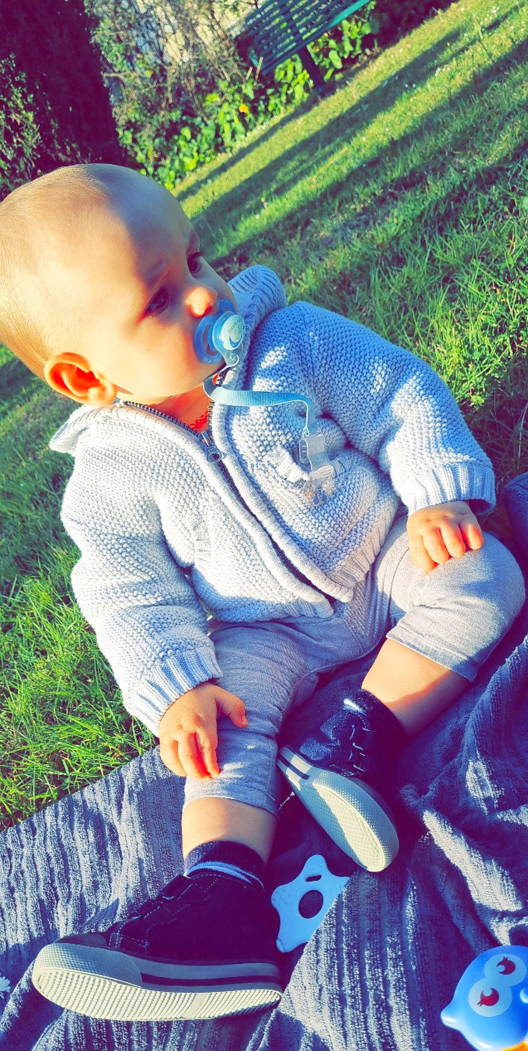 Aaron participe au concours pour gagner de l'argent avec cette photo : baby, baby_toddler_clothing, cool, electric_blue, fun, grass, grass_family, hand, happy, lap, lawn, leaf, leisure, people_in_nature, person, photograph, plant, sitting, skin, snapshot