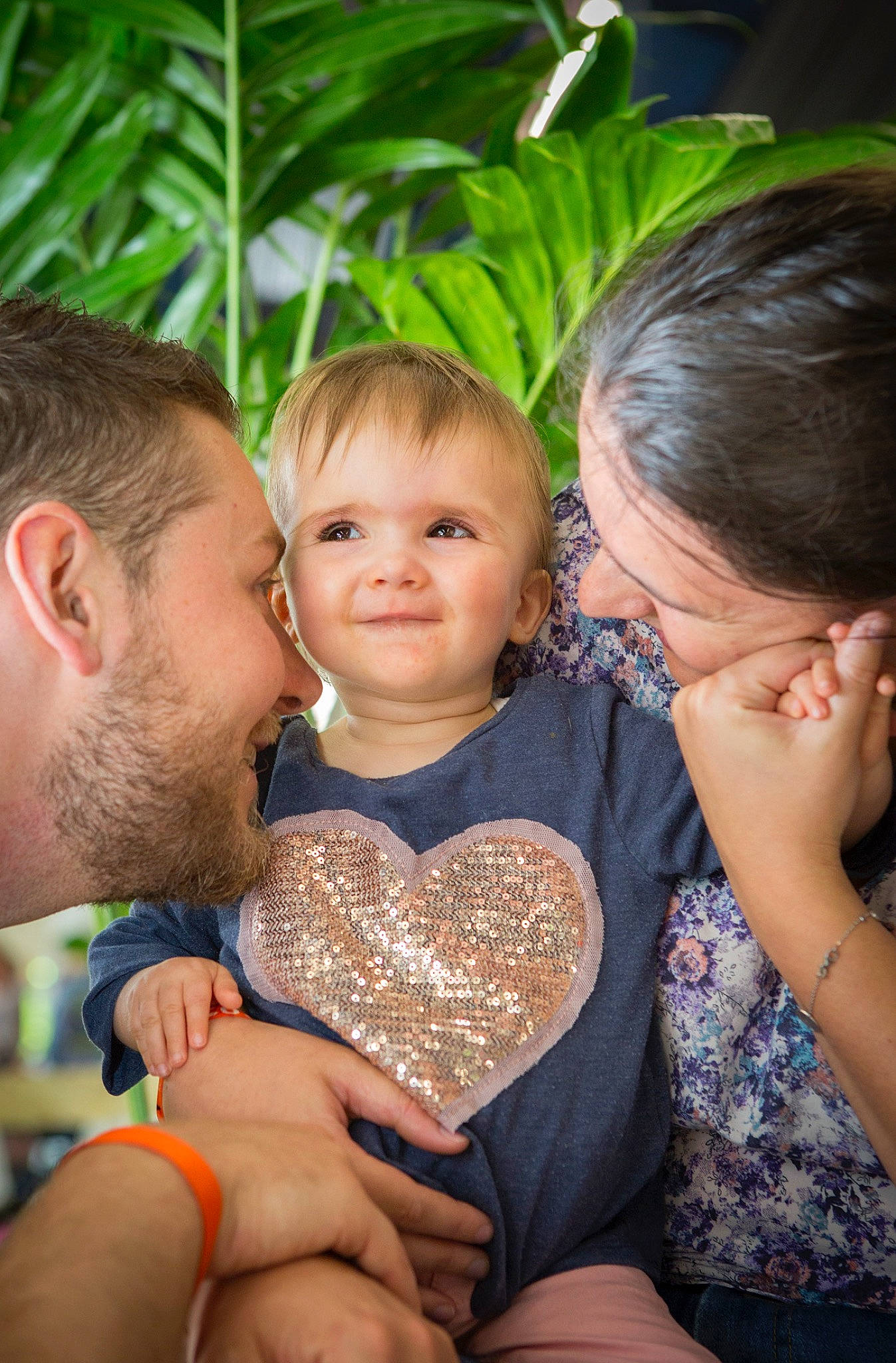 Lucie a rejoint le concours — aidez-le/la à gagner de superbes lots ! baby, child, event, facial_expression, finger, fun, gesture, grass, hand, happy, human_body, interaction, iris, joy, kiss, leisure, people_in_nature, person, plant, skin