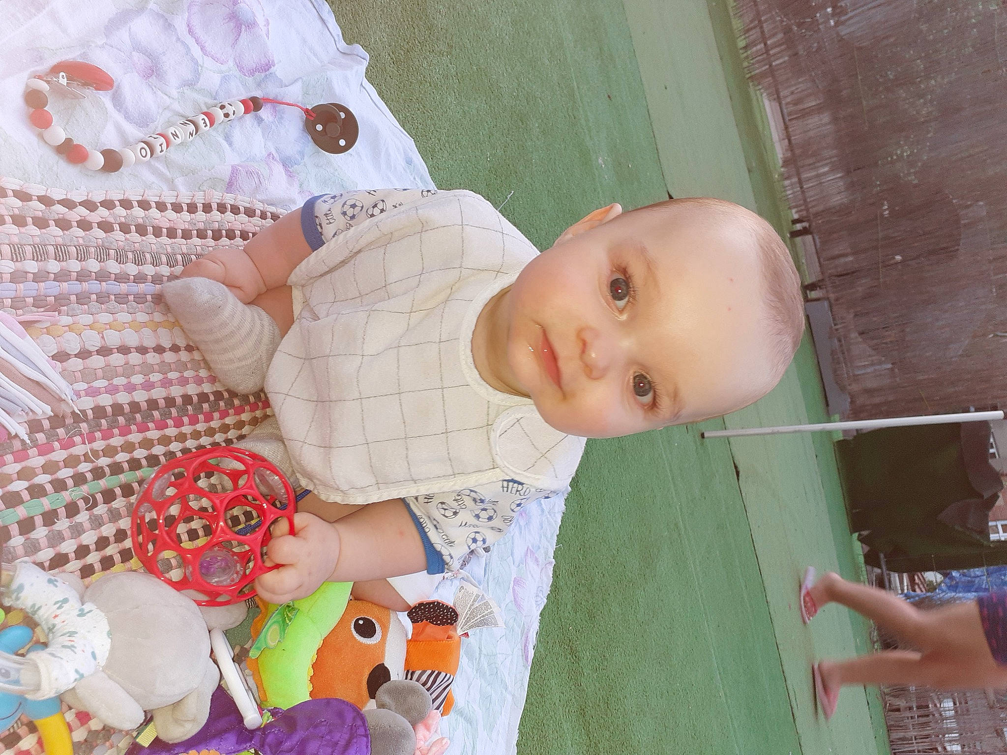 Ennio a rejoint le concours — aidez-le/la à gagner de superbes lots ! baby, baby_products, baby_toddler_clothing, baby_toys, cheek, child, grass, green, hand, iris, linens, pattern, person, photograph, pink, product, room, textile, toddler, toy