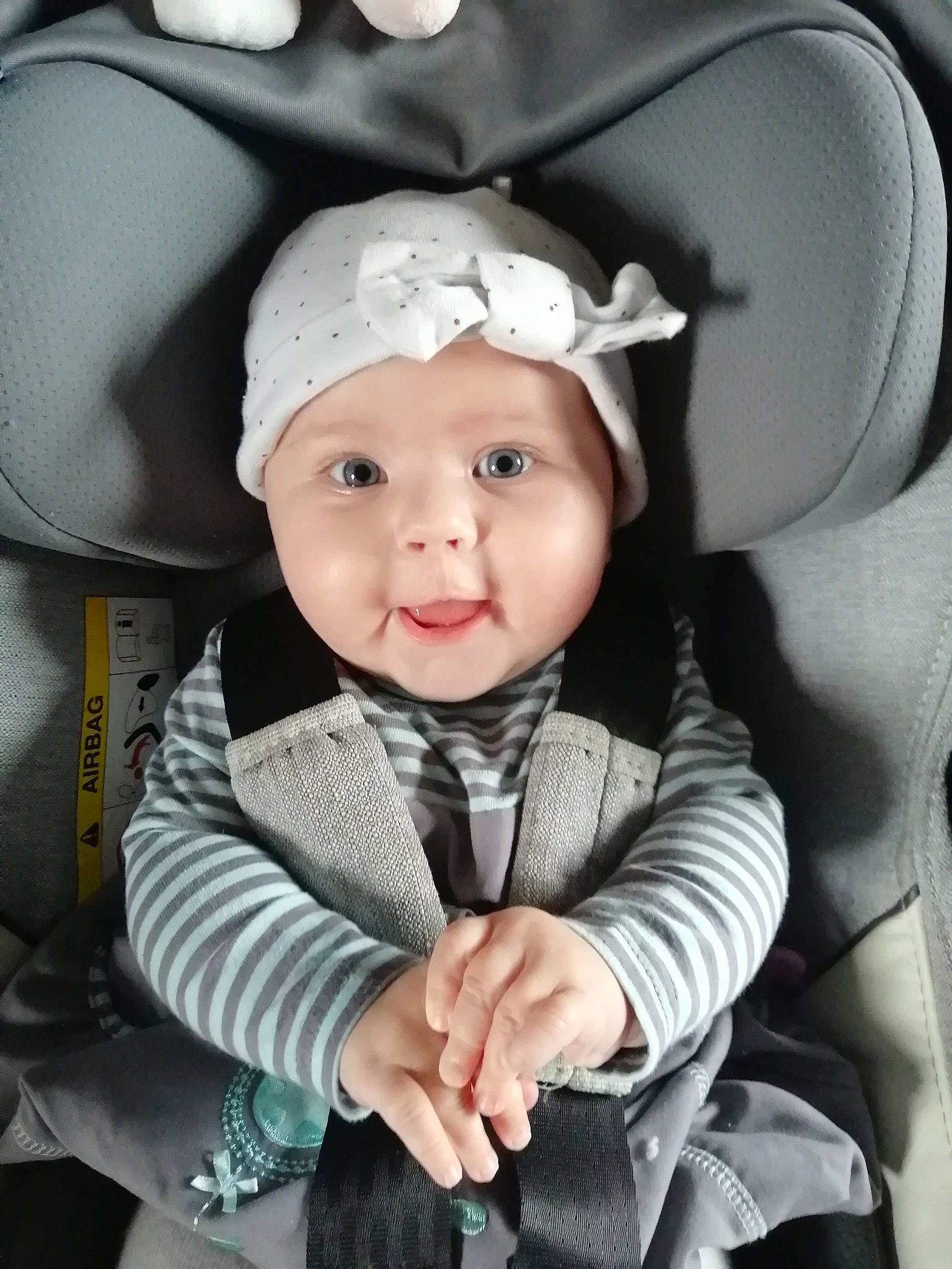 Evy a rejoint le concours — aidez-le/la à gagner de superbes lots ! baby, baby_products, baby_toddler_clothing, cap, car_seat, cheek, chin, clothing, collar, comfort, dress, eye, happy, hat, headwear, outerwear, person, sleeve, smile, tie