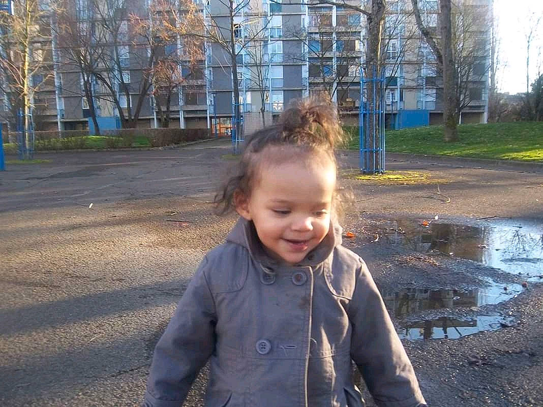 Ines participe au concours pour gagner de l'argent avec cette photo : child, fun, jacket, joy, person, photography, play, smile, snapshot, standing, toddler, tree