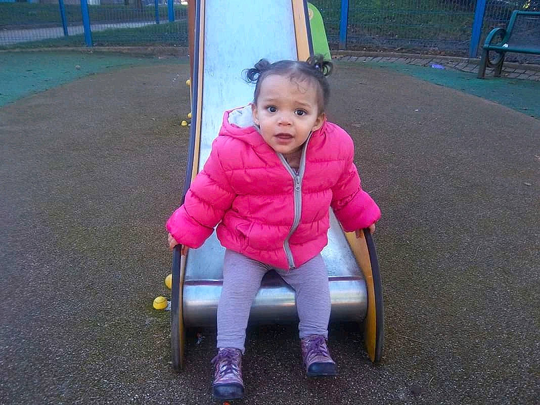 Ines participe au concours pour gagner de l'argent avec cette photo : child, fun, outdoor_play_equipment, person, pink, play, playground, public_space, smile, swing, toddler